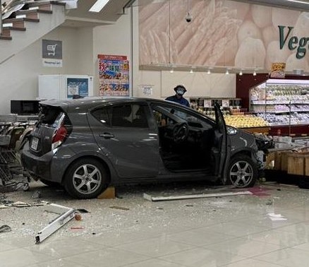 日本北海道一家超市竟有1輛汽車從2樓屋頂停車場，沿著樓梯一路暴衝至1樓的賣場蔬果區。（翻攝自X@kokokara_news）