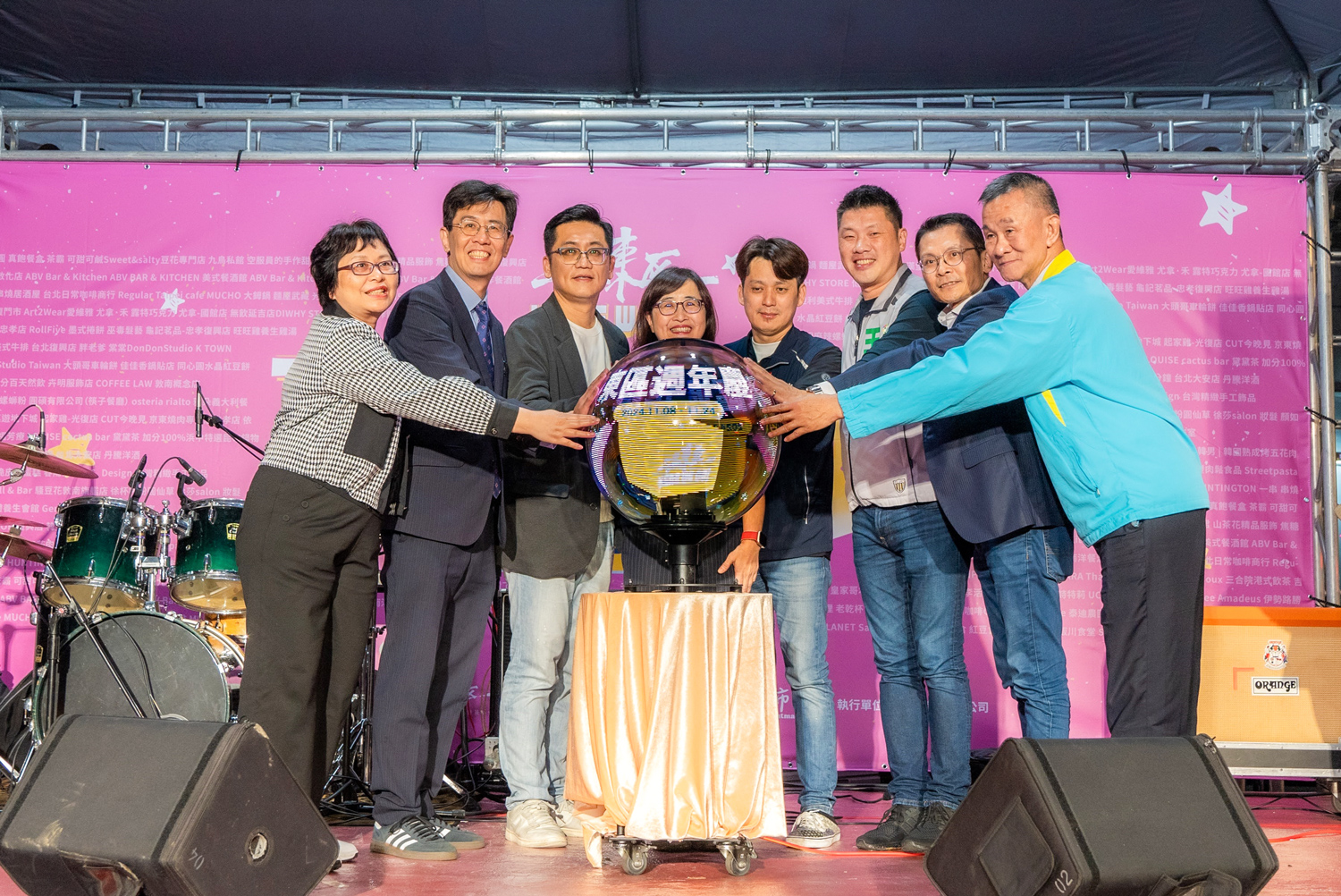 由台北市副市長林奕華（圖左4）、大安區光武里里長韓和修（圖右4）、台北市議員王閔生（圖右3）等嘉賓啟動開幕光球儀式。