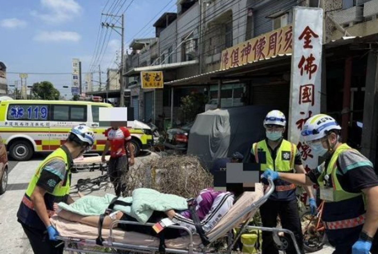 肇事駕駛逆向猛烈撞擊康橋單車成年禮的車隊,造成7名學生受傷。(翻攝畫面)