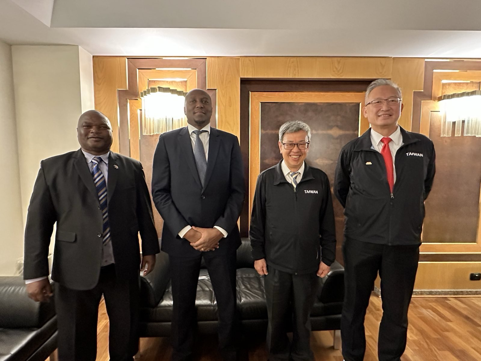 總統特使陳建仁前副總統17日抵達羅馬後,在機場會晤同樣前來參加教宗就職典禮的史瓦帝尼王國總理戴羅素(Russell Dlamini)。(外交部提供)