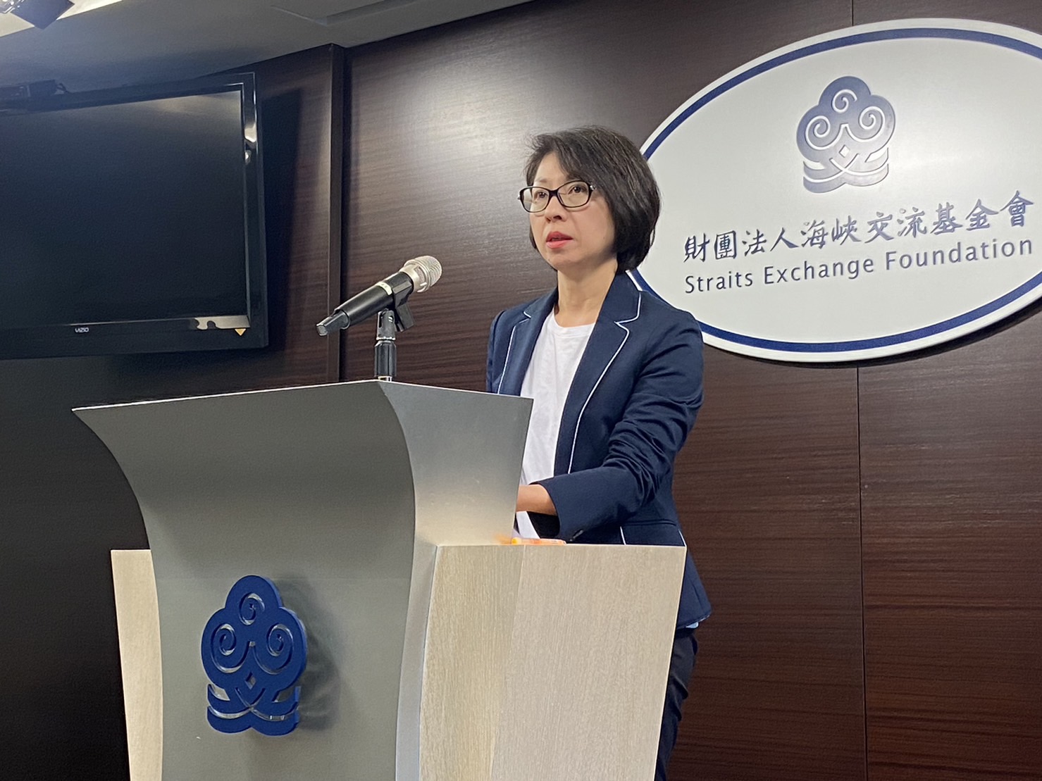 蔡孟君主持背景說明會。