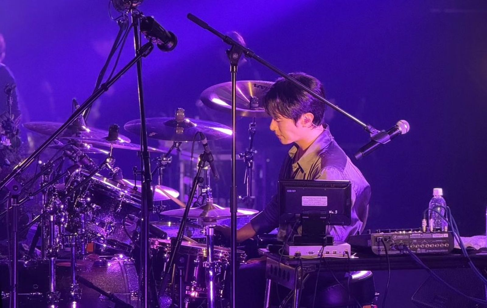 FTISLAND鼓手崔敏煥爆出負面新聞後,在高雄的演出以幕後樂手身分登場,最後大合照也只有李洪基與李在真。(翻攝李洪基INS)