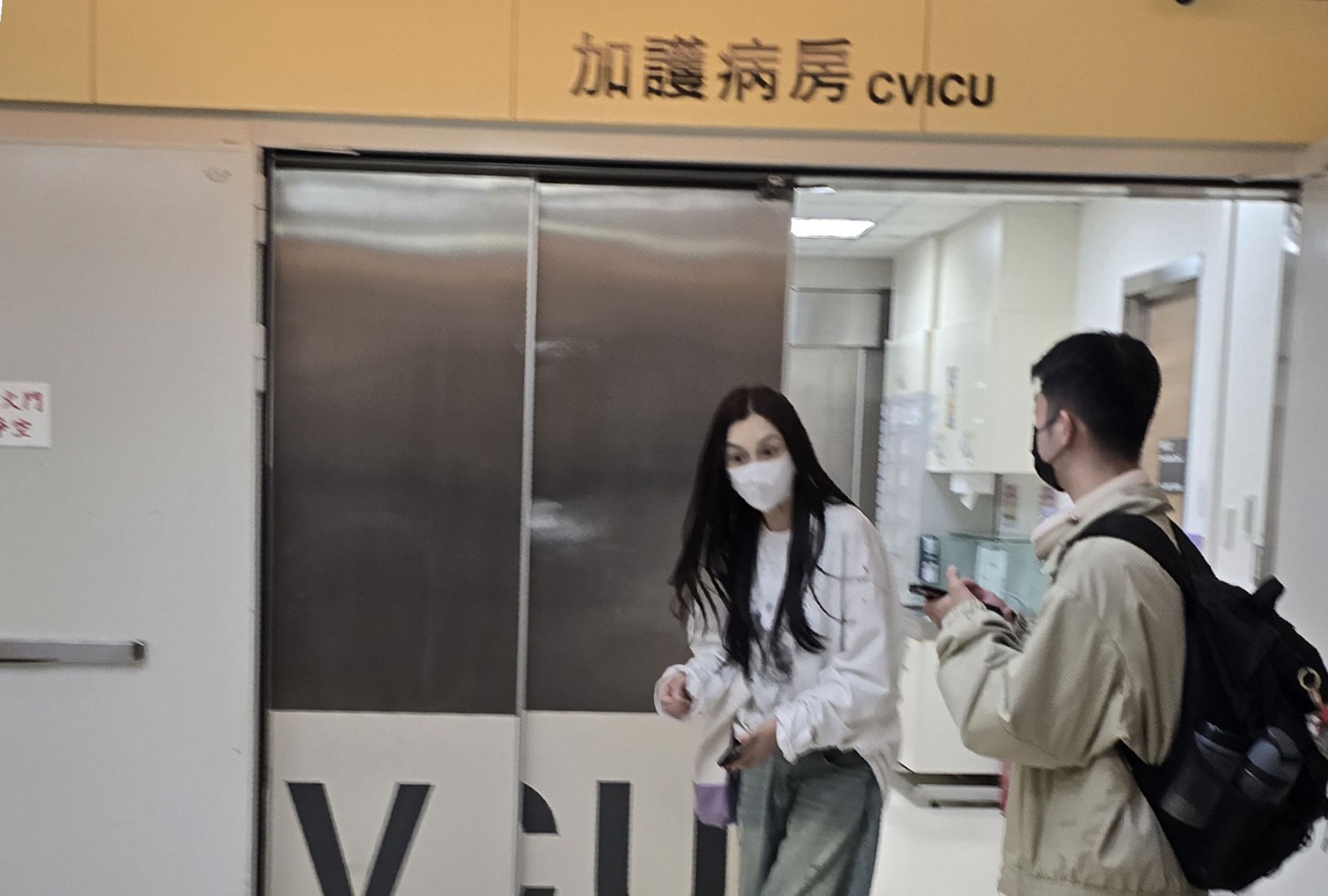 黑人老婆范瑋琪奔波在醫院、家裡及孩子的學校。