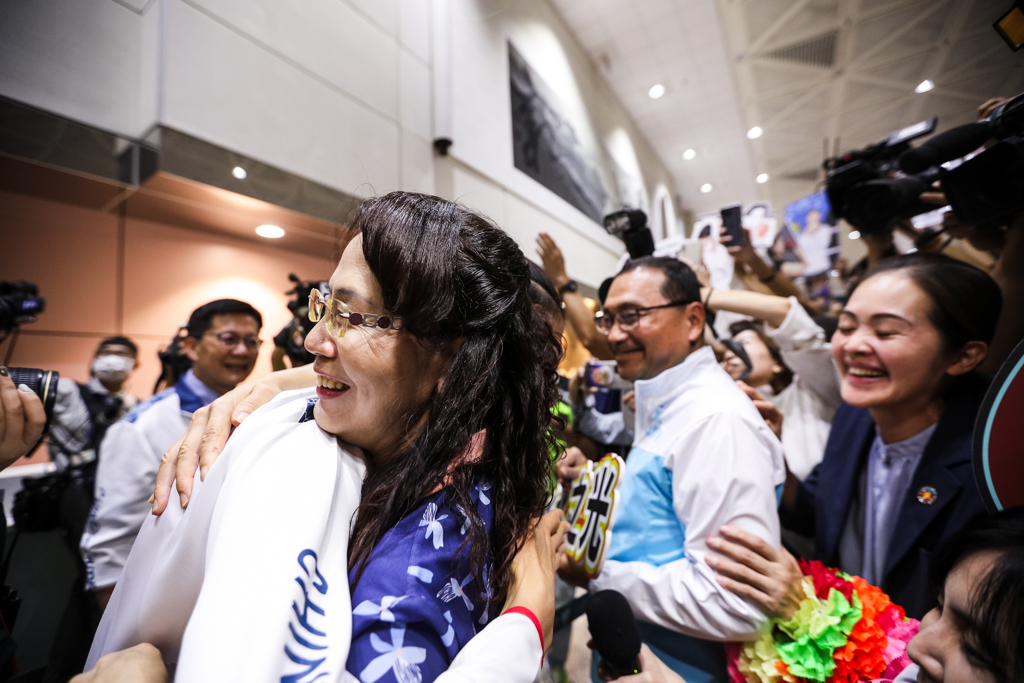 林郁婷媽媽廖秀宸今早到桃園機場迎接女兒回國。