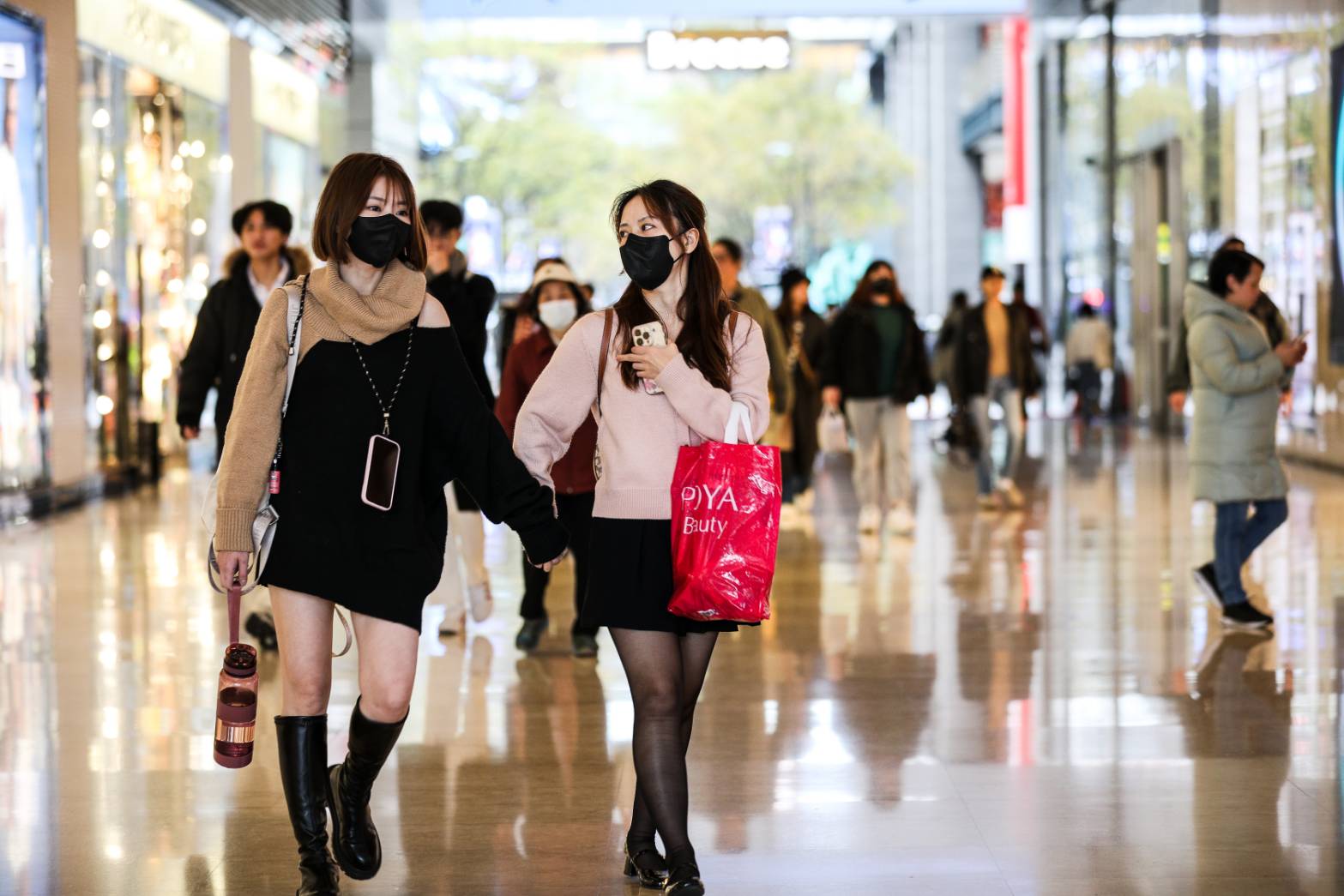 中央氣象署指出，明日天氣仍受大陸冷氣團影響，氣溫感受與今天大致相近。（示意圖，本刊資料照）