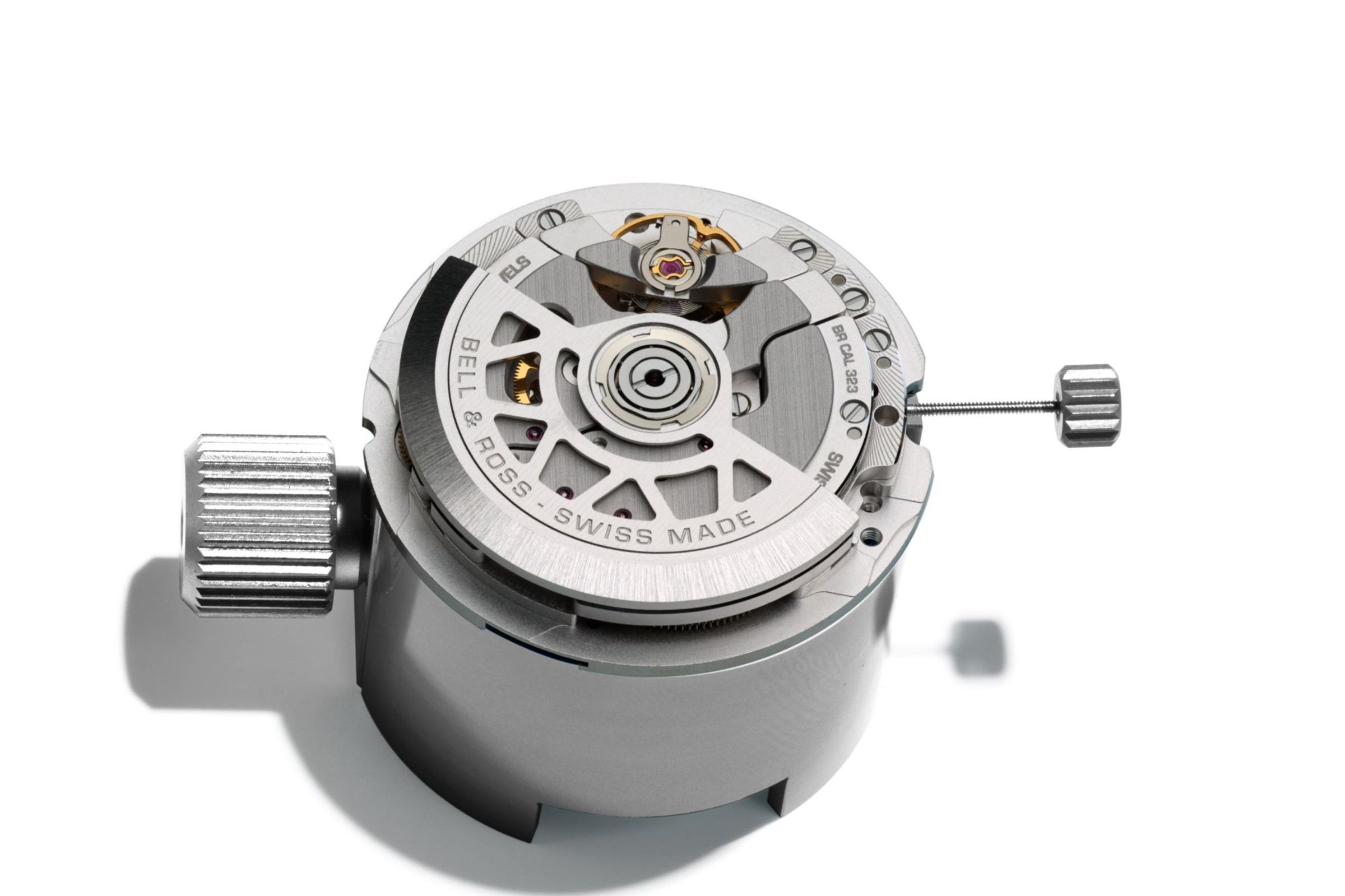 搭載BR-CAL.323，是由 KENISSI 為 BELL & ROSS 量身打造的專屬機芯。