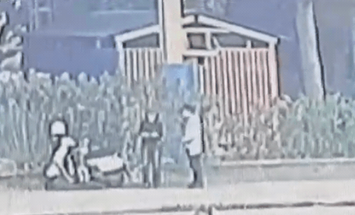 凶嫌於籃球場持刀砍殺土風舞老師畫面曝光。（翻攝畫面）