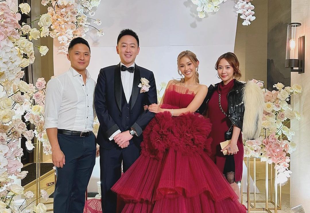 賴薇如（右一）參加林知蔚（左二）與盧芃宇（右二）婚宴。（翻攝賴薇如IG）