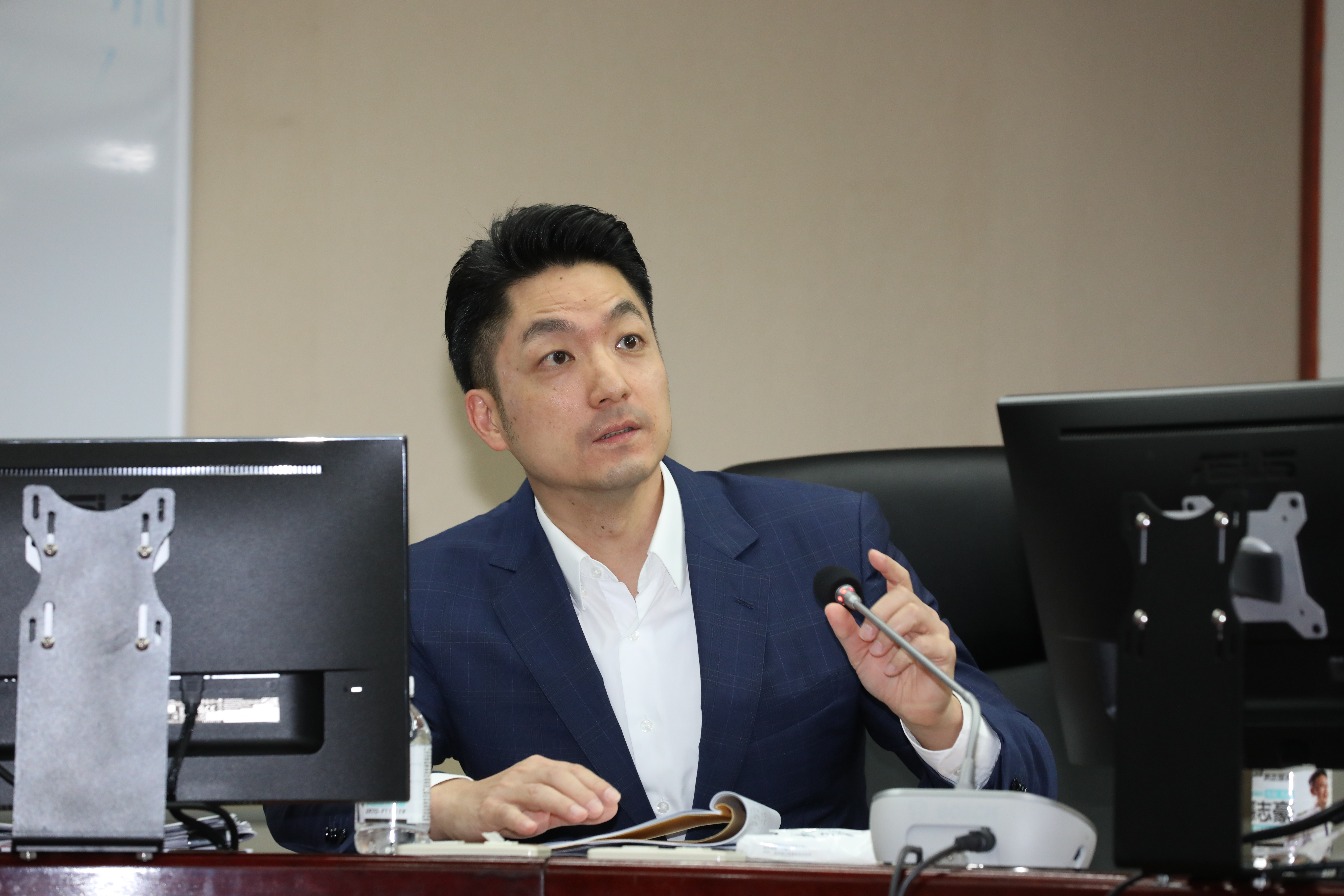 丹娜絲來襲，蔣萬安宣布正常上班上課，提醒大家記得攜帶雨具，引發許多市民反彈。（資料照）