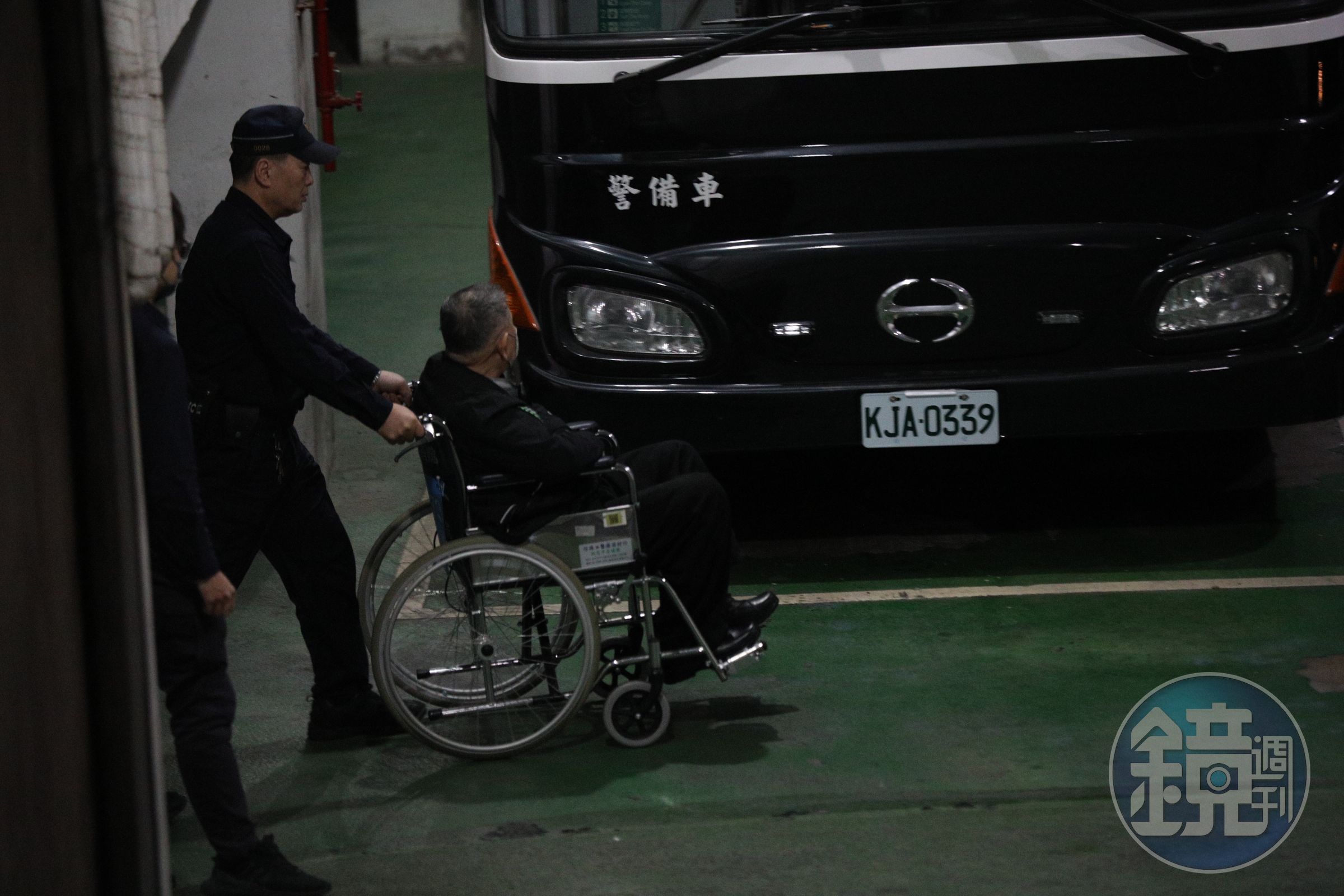 2日晚間沈慶京(右)遭裁定羈押禁見後,坐在輪椅上被推向警備車,前往台北看守所。