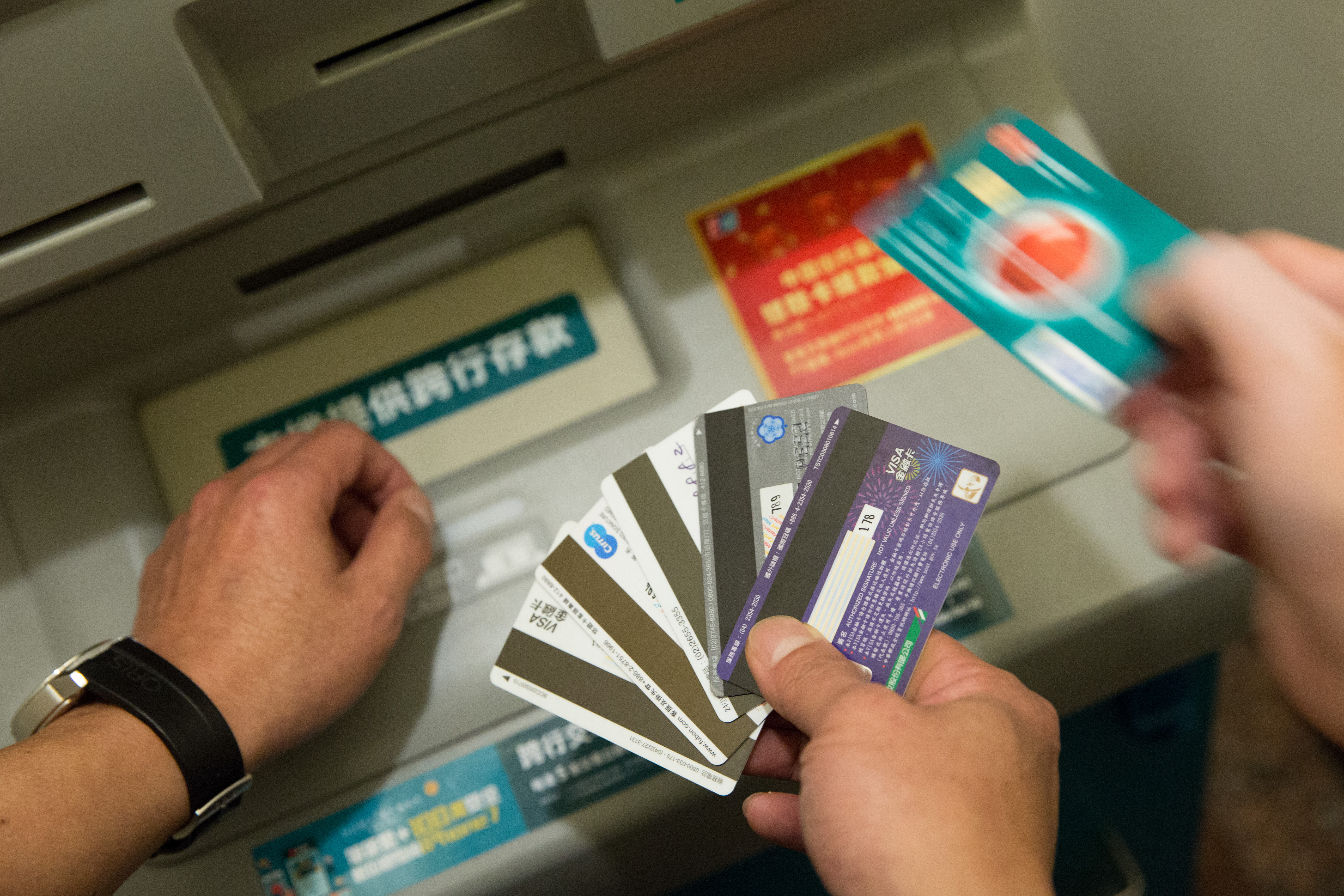 一名車手遇員警巡邏心虛，刻意閃躲走到對向另一家銀行ATM提款，最後仍被員警盤查逮捕送辦。（示意圖，本刊資料照）