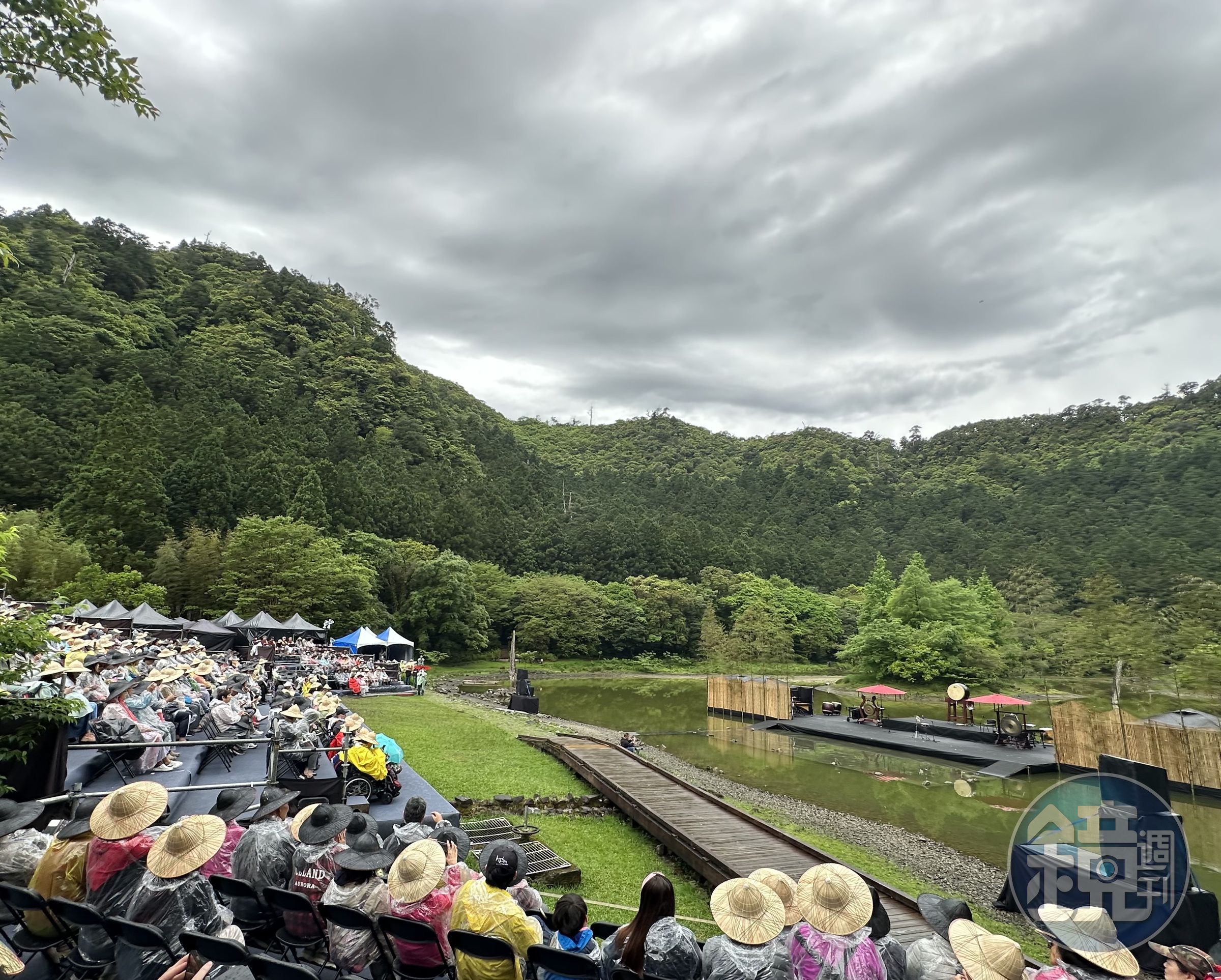 以山水湖畔為舞台的一年一度水劇場，開幕場吸引數百人進場觀賞。