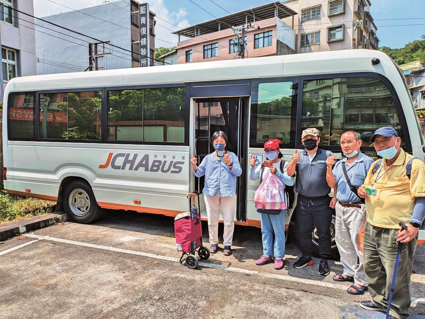 民眾搭乘幸福巴士出外採買，相當便利。（新竹縣政府提供）