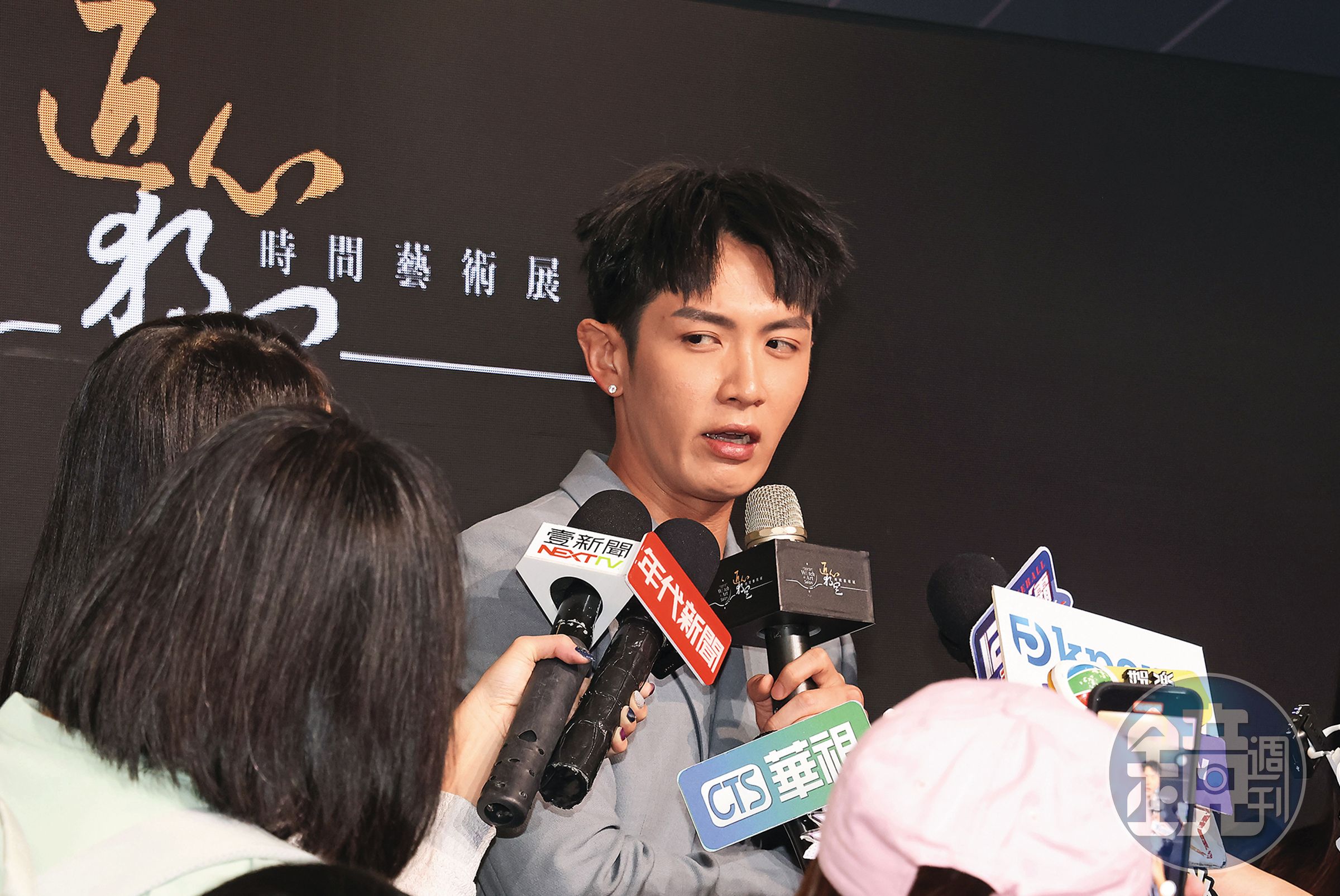 柯震東嚇到雙下巴都跑出來見客了。看樣子增肥應該不難～