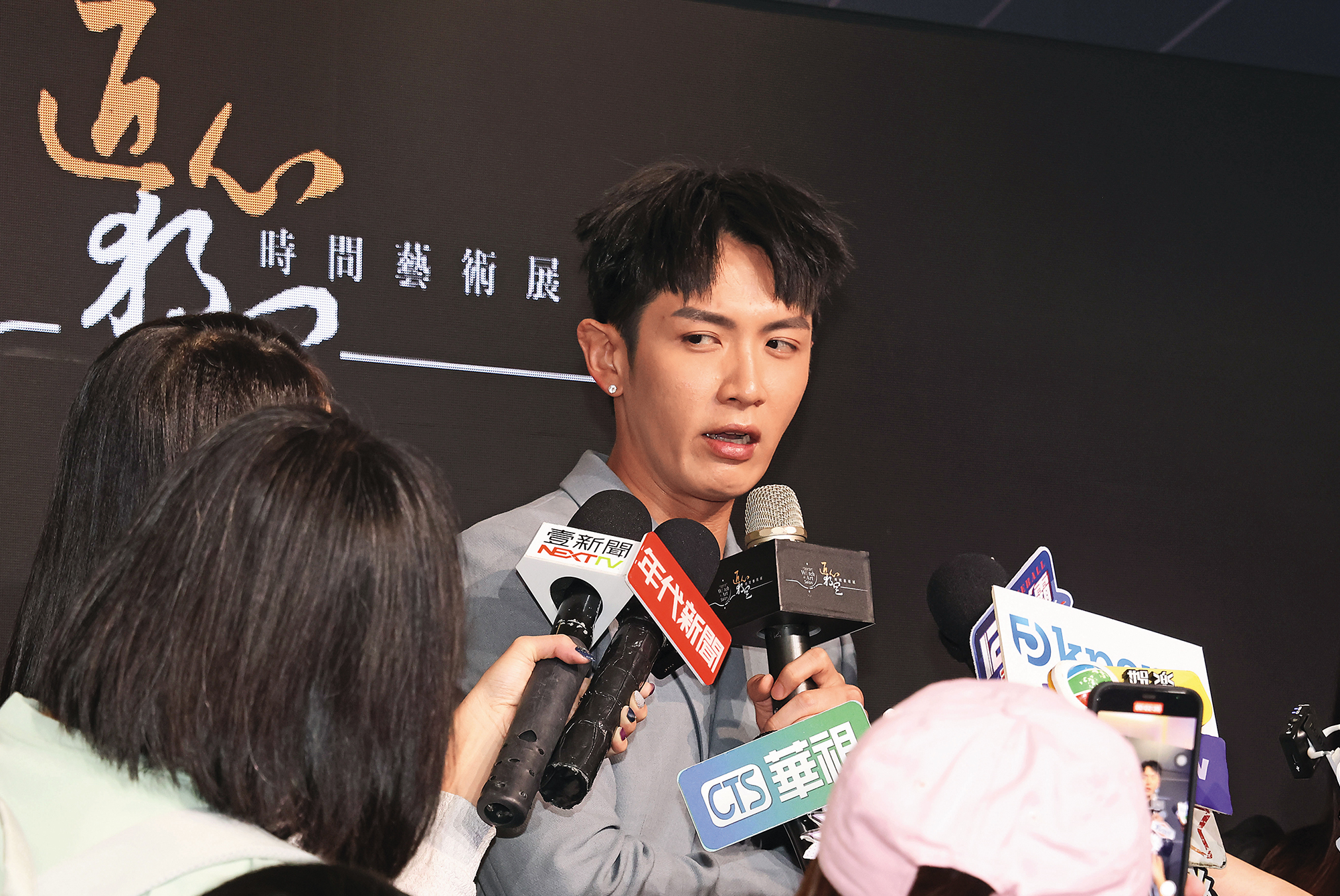 柯震東嚇到雙下巴都跑出來見客了。看樣子增肥應該不難～