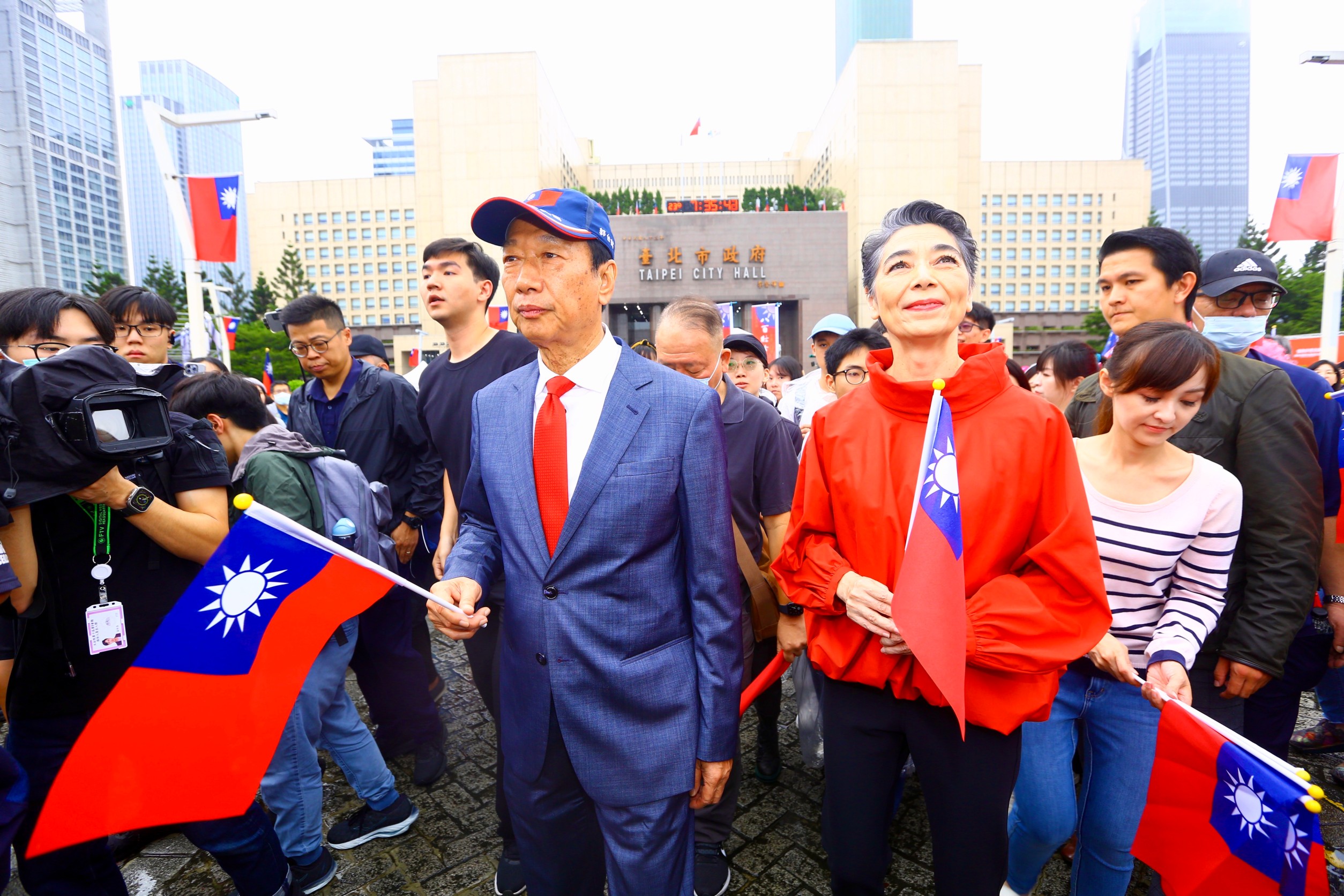 郭台銘與賴佩霞今出席台北市府廣場升旗活動。