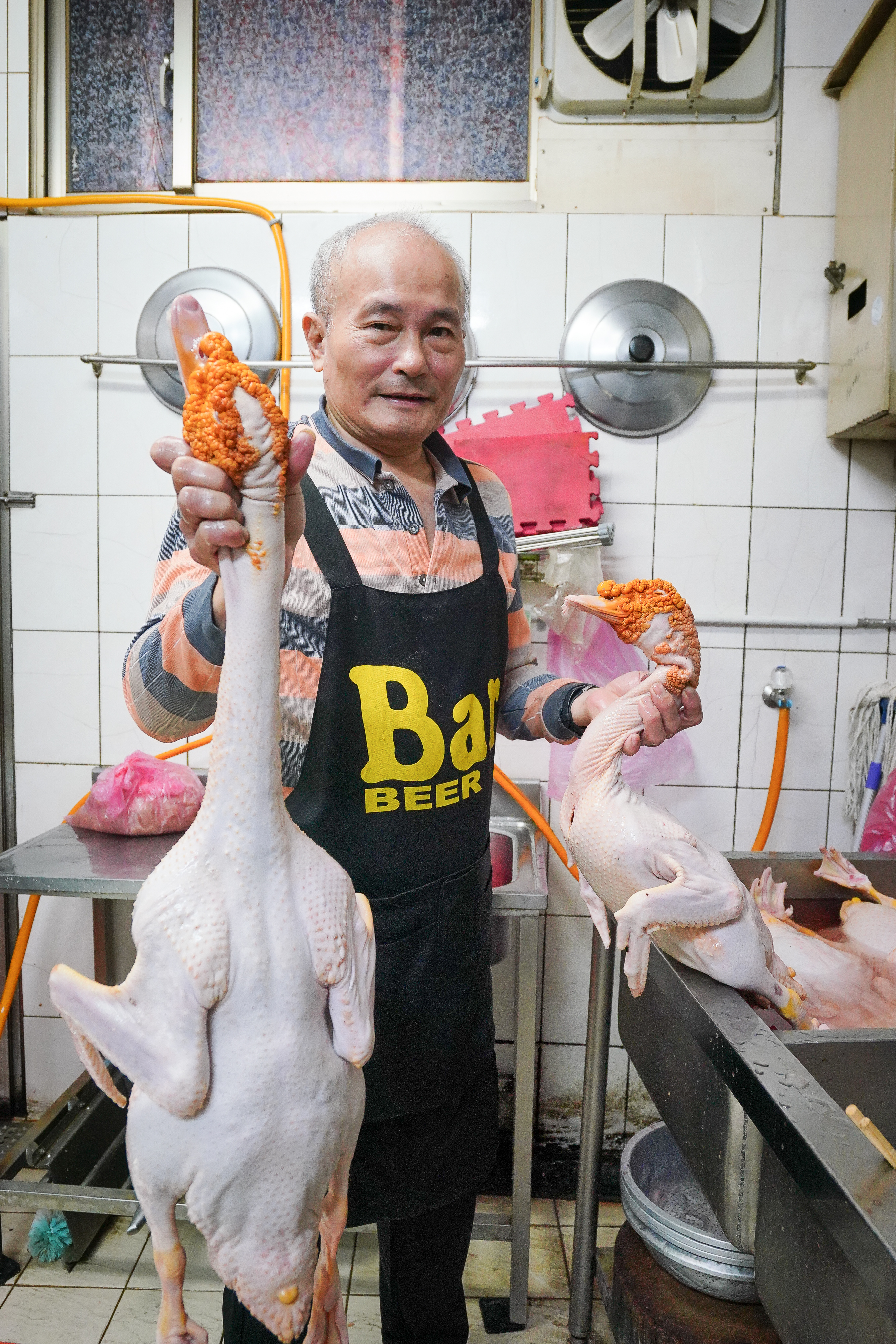 侯翔笙的薑母鴨只用養足1年的紅面番鴨公、重達8斤，整理1隻鴨需花1小時。