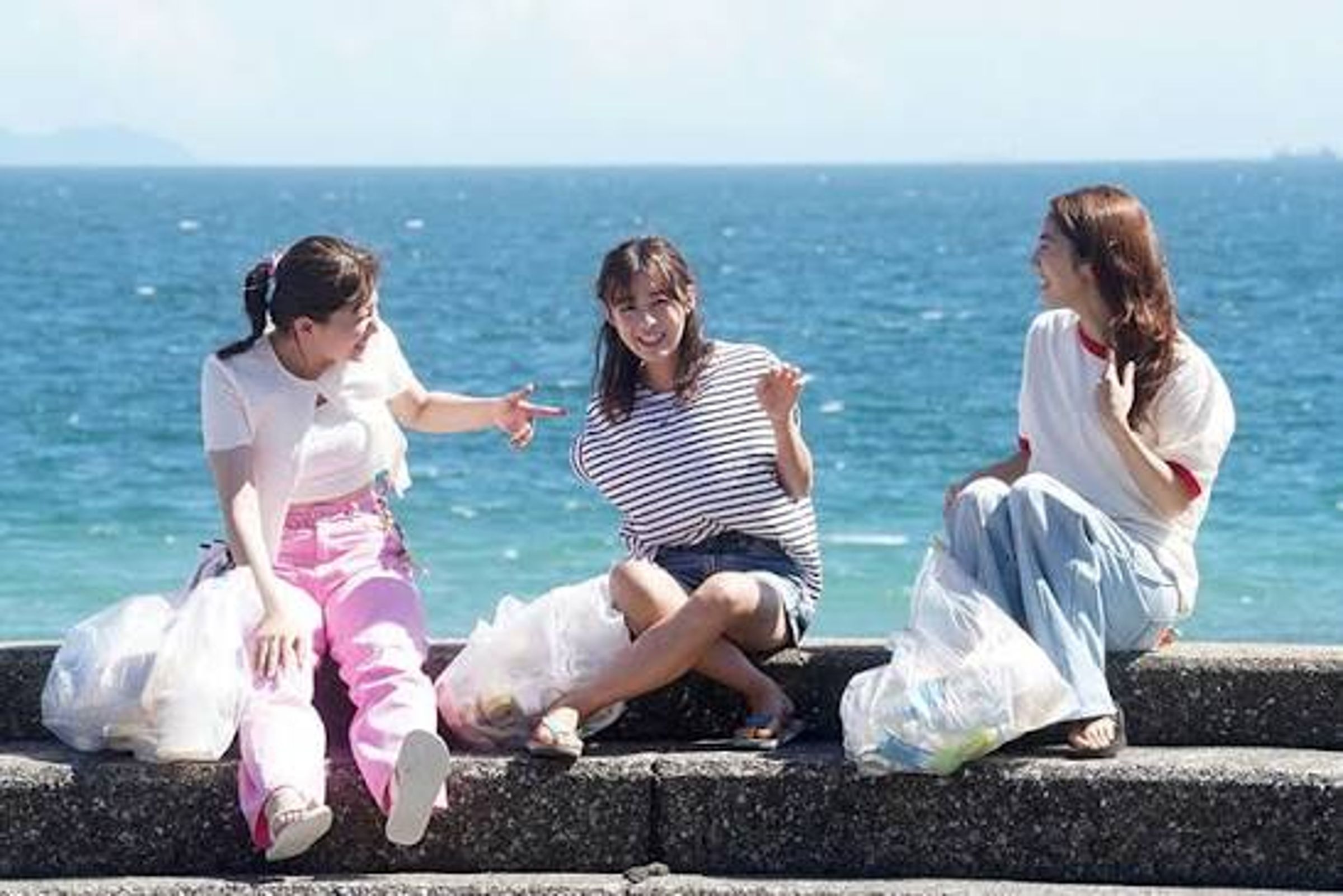日劇《真夏的灰姑娘》劇中,女主角與好友相聚時,也會搭配手勢與舞蹈打招呼,當時這段互動引發觀眾兩極評價。(網路圖片)