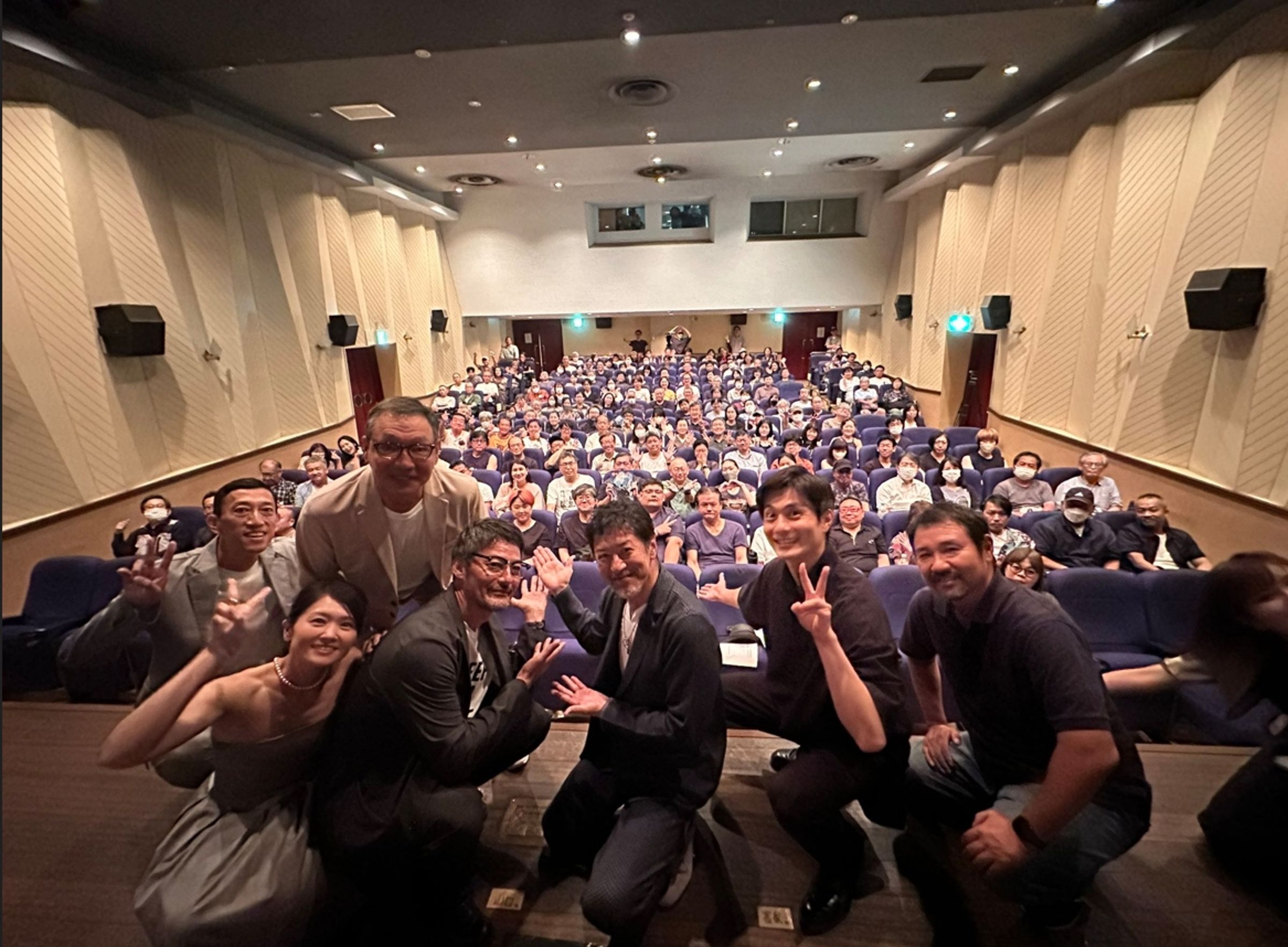 電影先從東京池袋獨立戲院CinemaROSA開始上映，劇組積極到影廳跑宣傳和觀眾互動。（翻攝自《超時空武士》X）