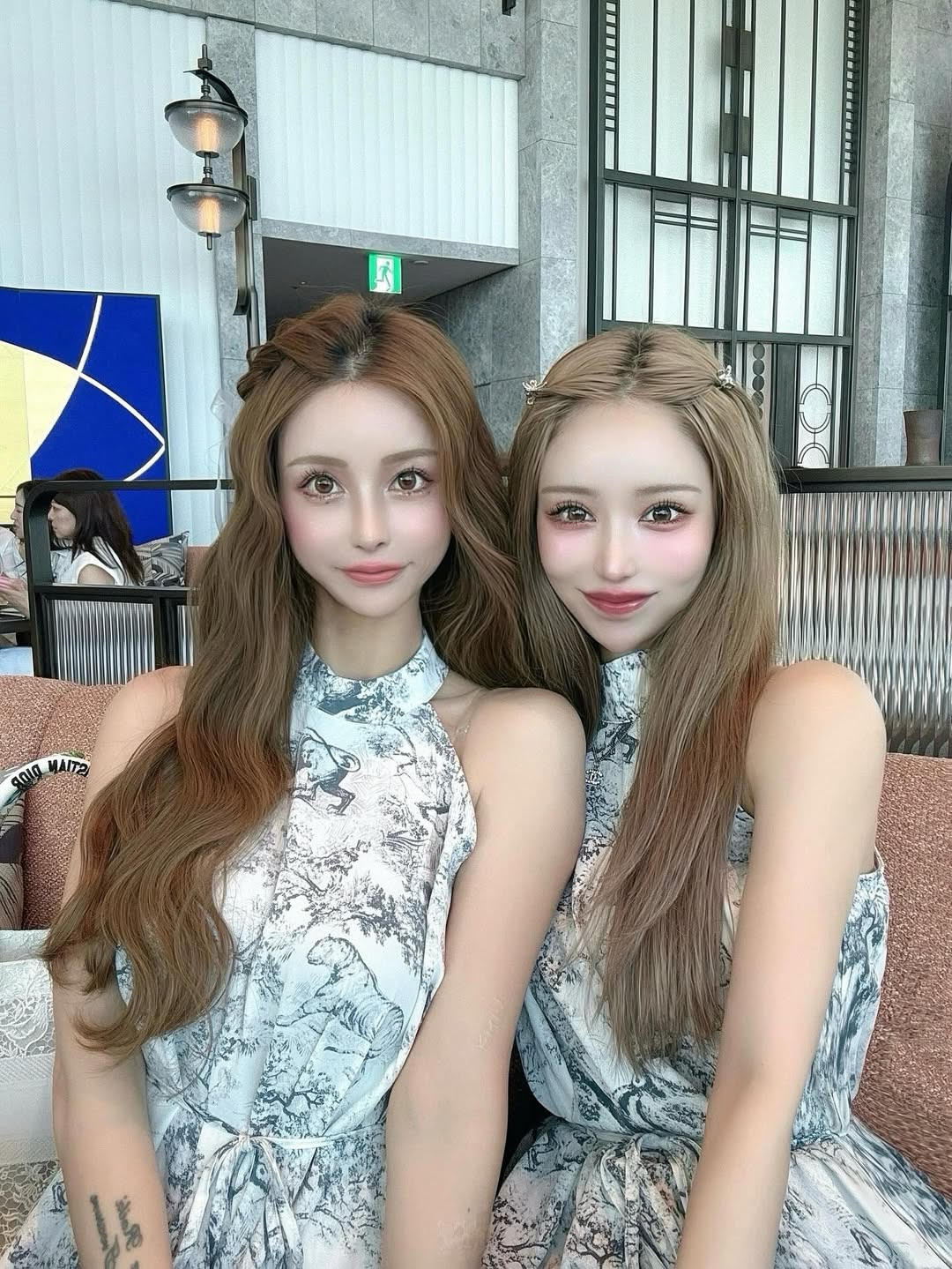 網紅麻里子與20歲的大女兒合照，看起來就像雙胞胎姐妹一般。（翻攝IG@marichi）