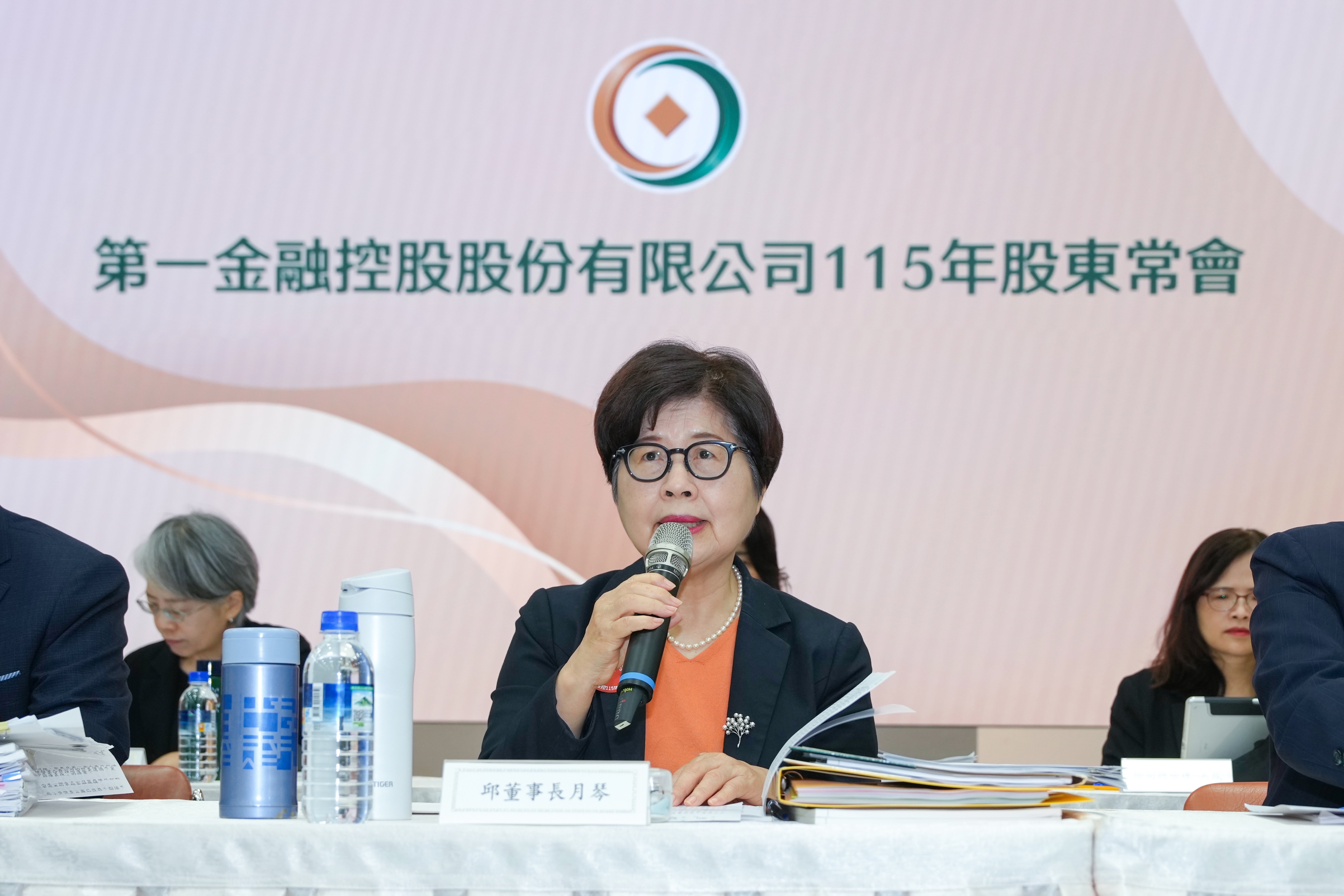 第一金控18日召開股東常會,股東會並通過每股配發現金股利1.3元。