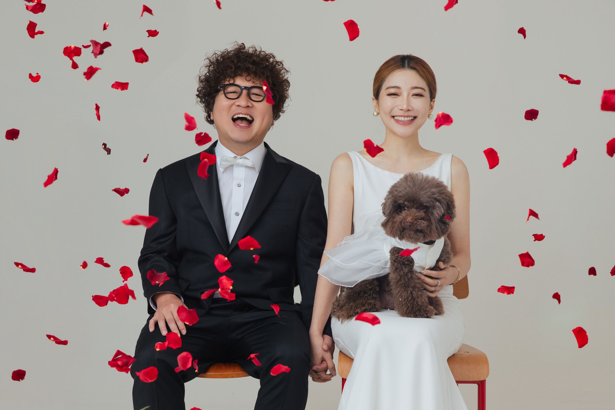 納豆與依依帶著毛孩一家三口拍婚紗照。（經紀人提供）