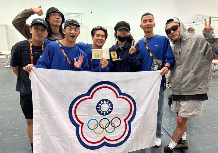 24歲的孫振（右4）取得奧運第一屆霹靂舞的參賽資格，在被宣布能進入奧運競賽的那天，感性發文細數這些年的過程。（翻攝自ig @quake_chan）