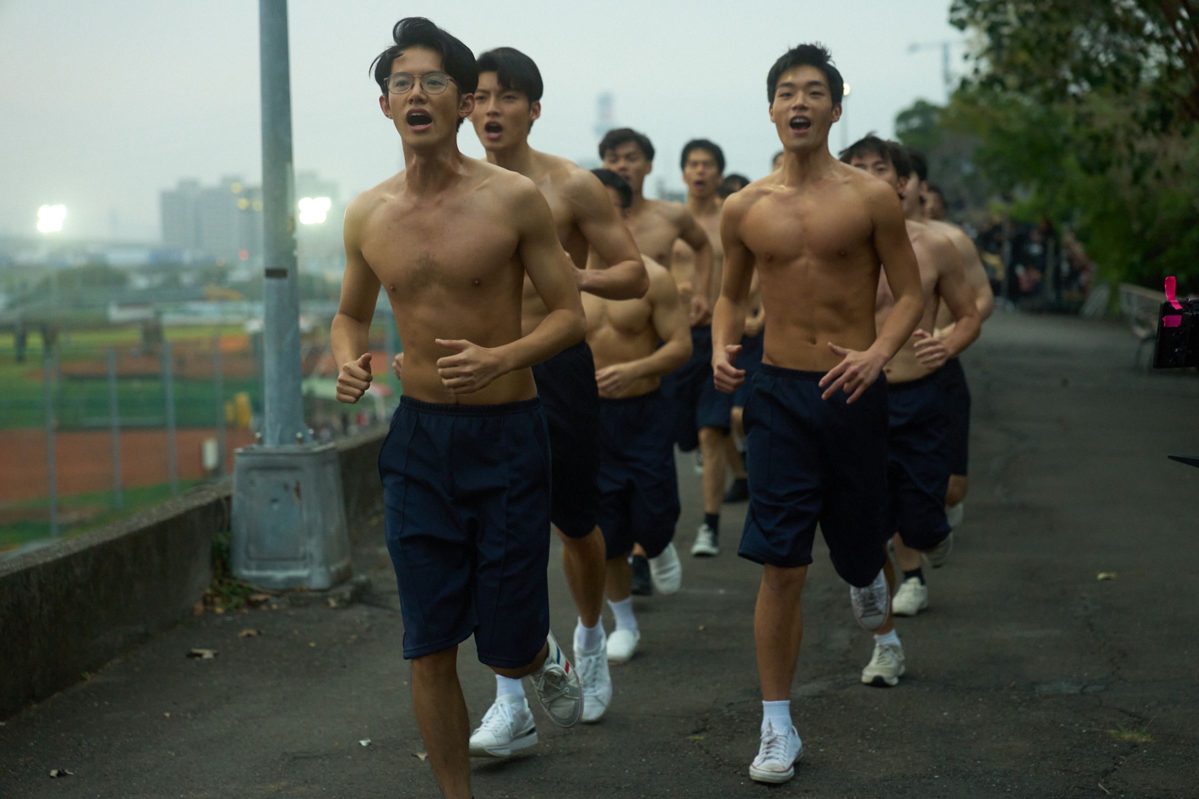 《進行曲》3位主角牧森(左起)、劉育仁、余杰恩,在電影有露身材的畫面,每個人肌肉類型都不一樣,堪稱福利大放送。(台北電影節提供)