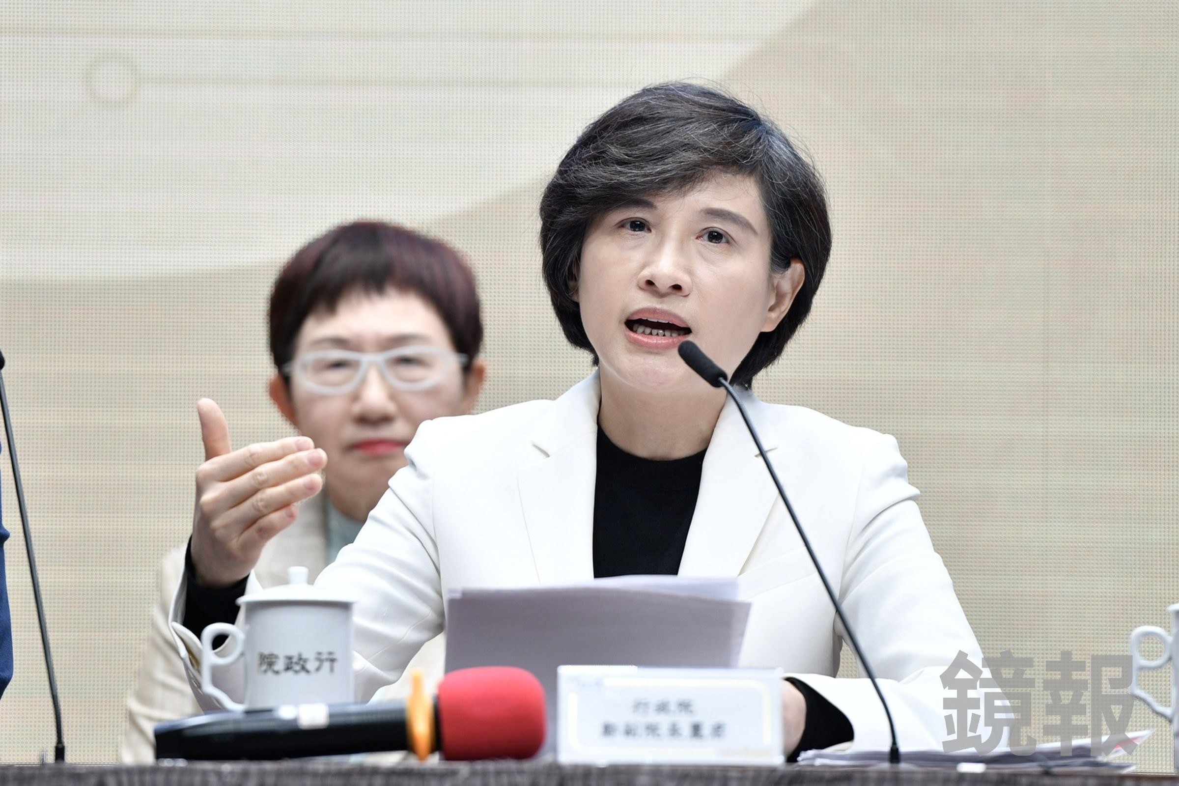 鄭麗君今日率領各部會說明最新情勢,強調後續不論美國關稅替代性政策如何變動,「相信已經達成協議的國家應該相對有空間能夠確保取得較好的待遇」。(鏡報李智為)