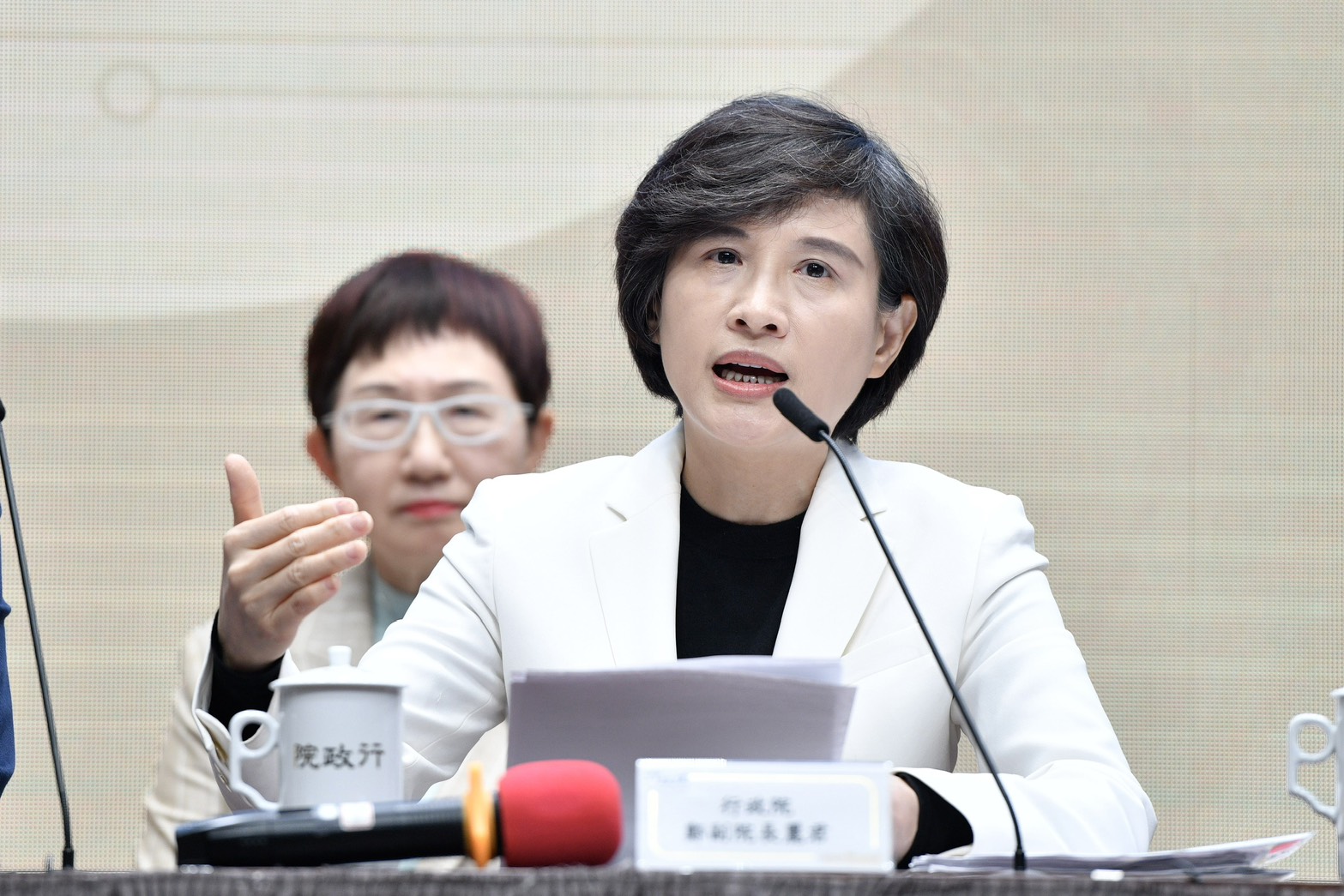 鄭麗君今日率領各部會說明最新情勢，強調後續不論美國關稅替代性政策如何變動，「相信已經達成協議的國家應該相對有空間能夠確保取得較好的待遇」。（鏡報李智為）