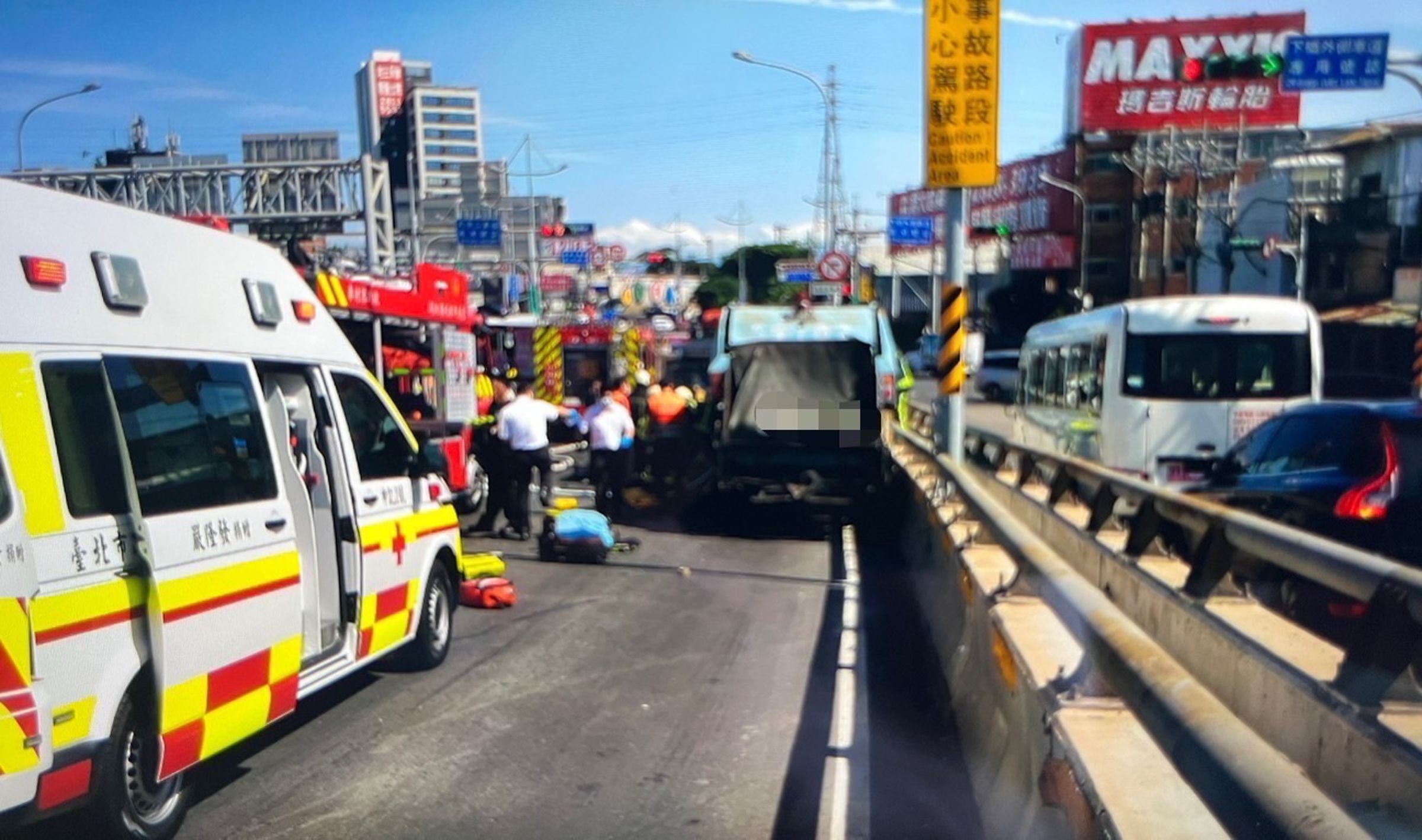 警消到場破壞車體救出已昏迷的陳姓駕駛。(翻攝畫面)