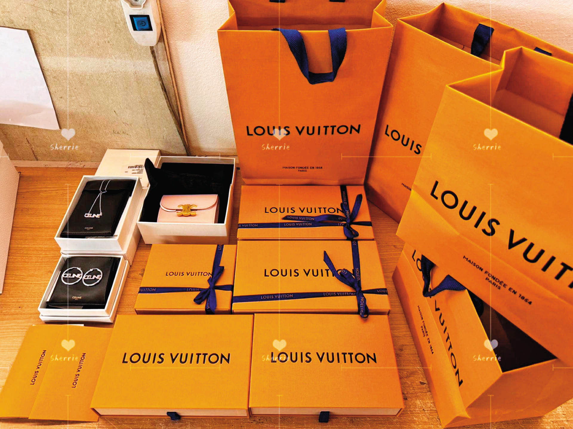 黃PO出大量比市價便宜的LV精品，吸引網友趨之若鶩購買。（翻攝Sherrie Huang臉書）