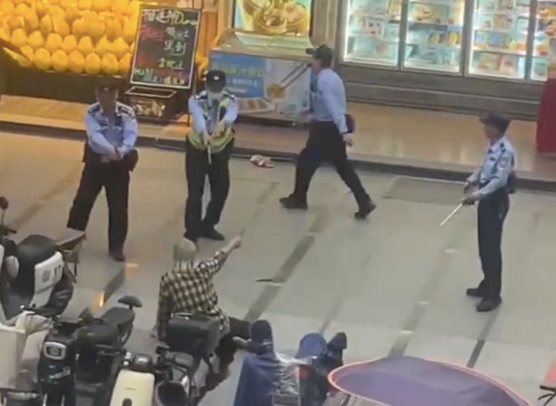老翁中槍後癱坐在地上後,但然持刀和警察對峙。(翻攝自X李老師不是你老師)