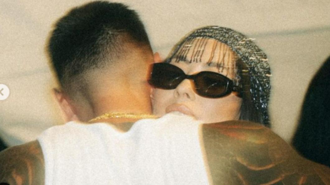 蔡詩芸和王陽明緊緊擁抱。（翻攝自蔡詩芸IG）