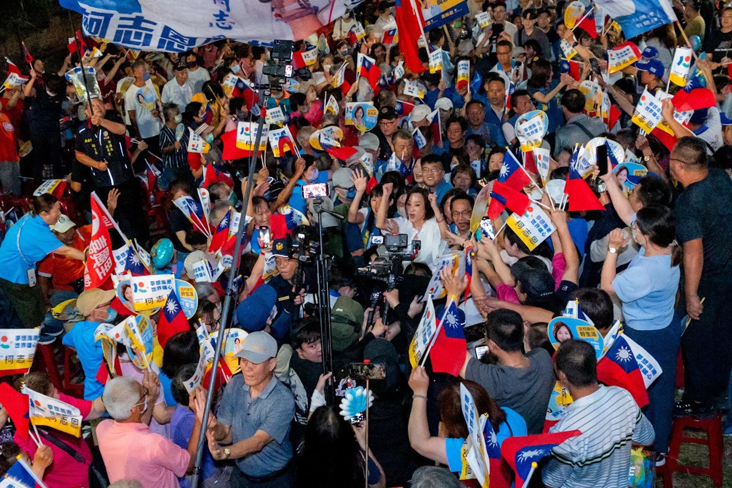 柯志恩在支持者簇擁下揮手致意，現場民眾高舉競選旗幟、熱情歡呼，為「岡好起飛—大岡山勝利晚會」留下熱鬧畫面。