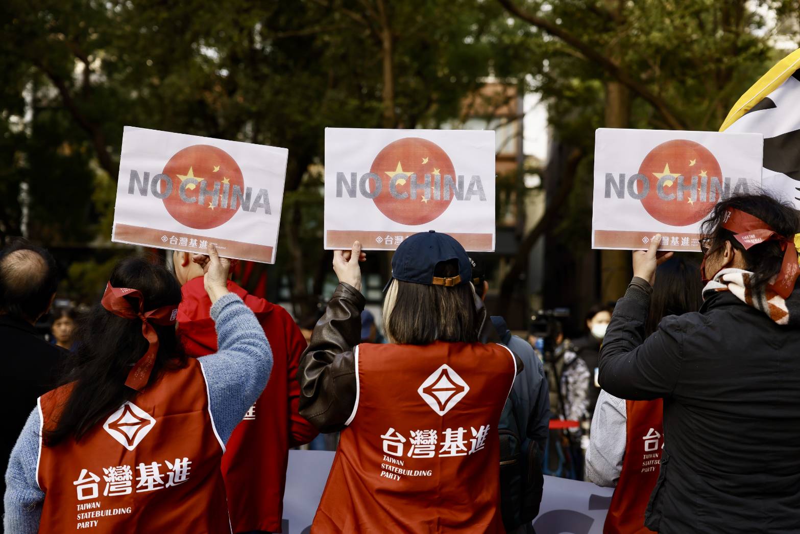 台灣基進等政黨及獨派團體在晶華酒店外抗議上海代表團來台。