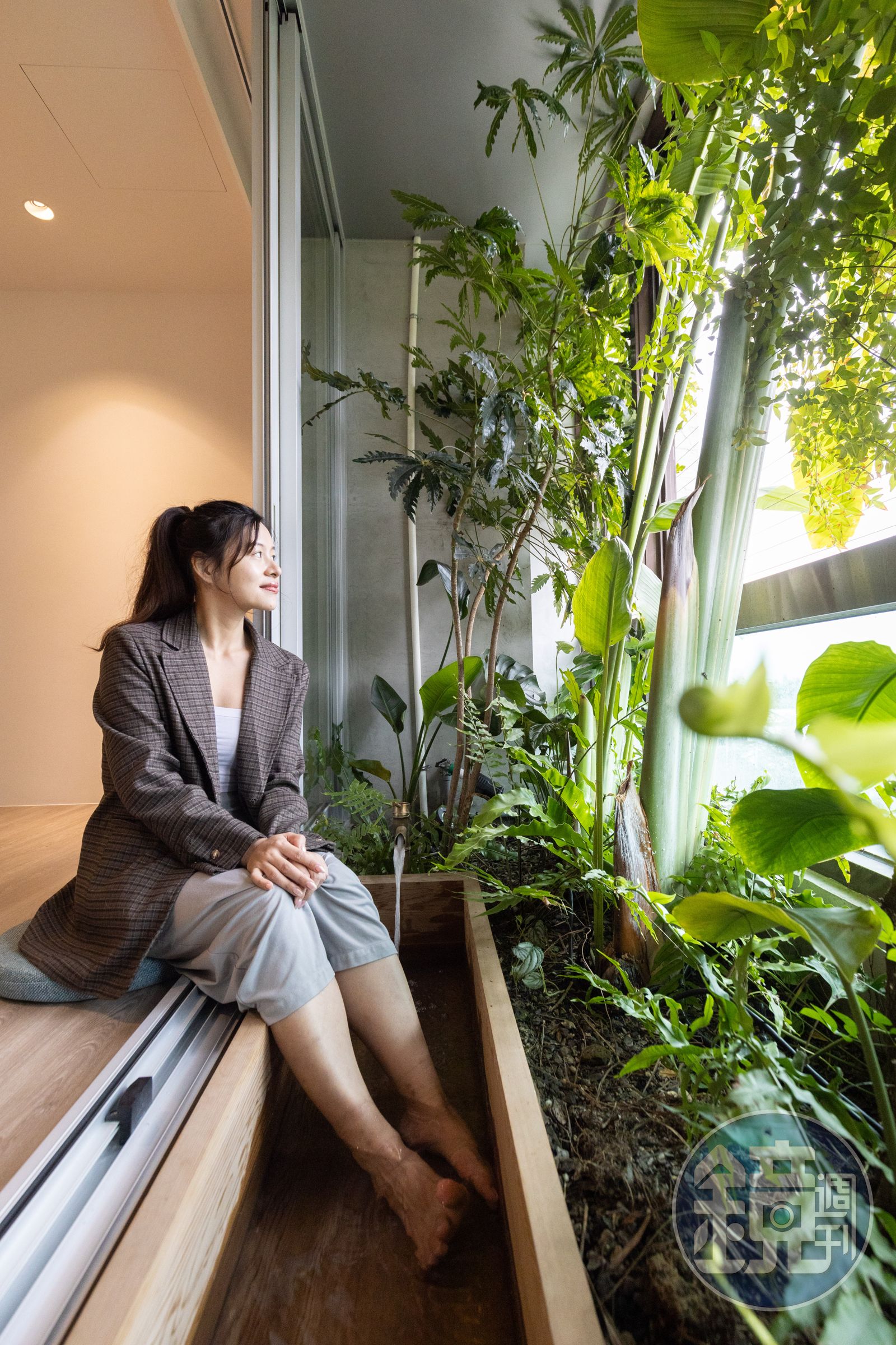 森境套房中的連通空間可以坐在植栽前放鬆泡足湯。