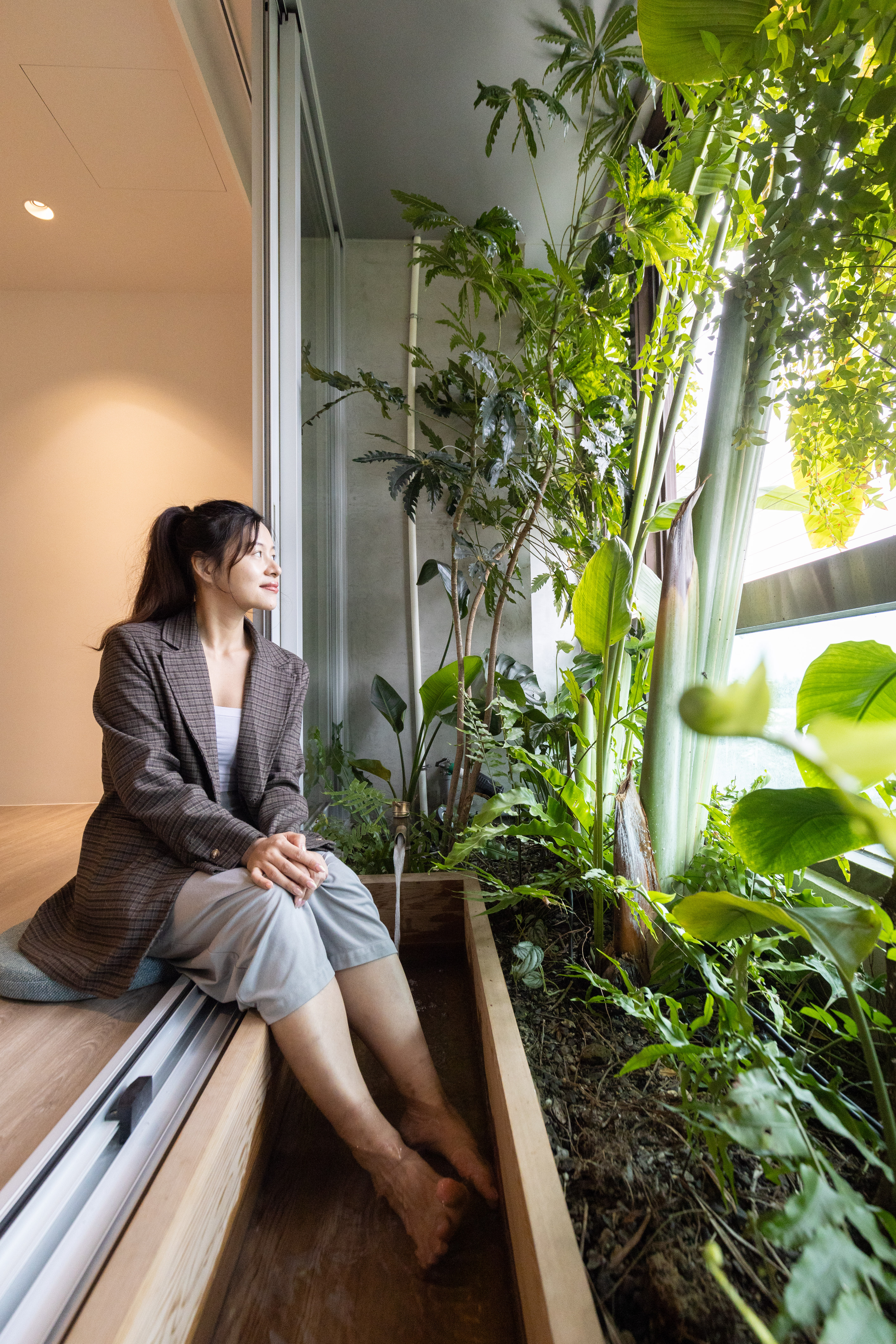 森境套房中的連通空間可以坐在植栽前放鬆泡足湯。