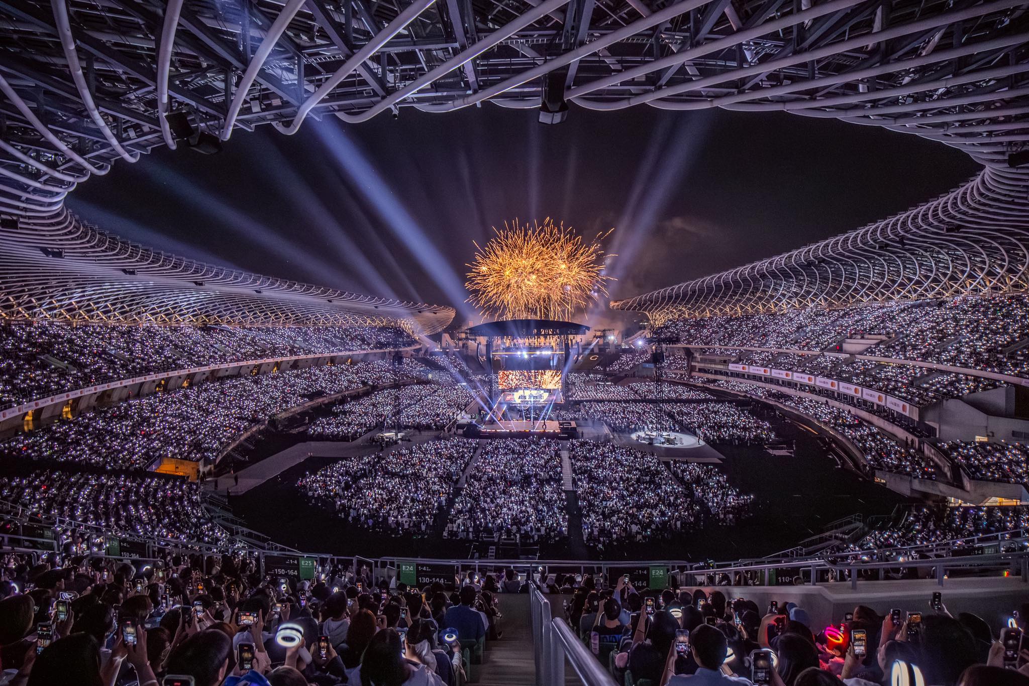 5.5萬名ONCE塞爆世運主場館,演唱會結束後疏運成一大挑戰。(翻攝Live Nation Taiwan 理想國臉書)