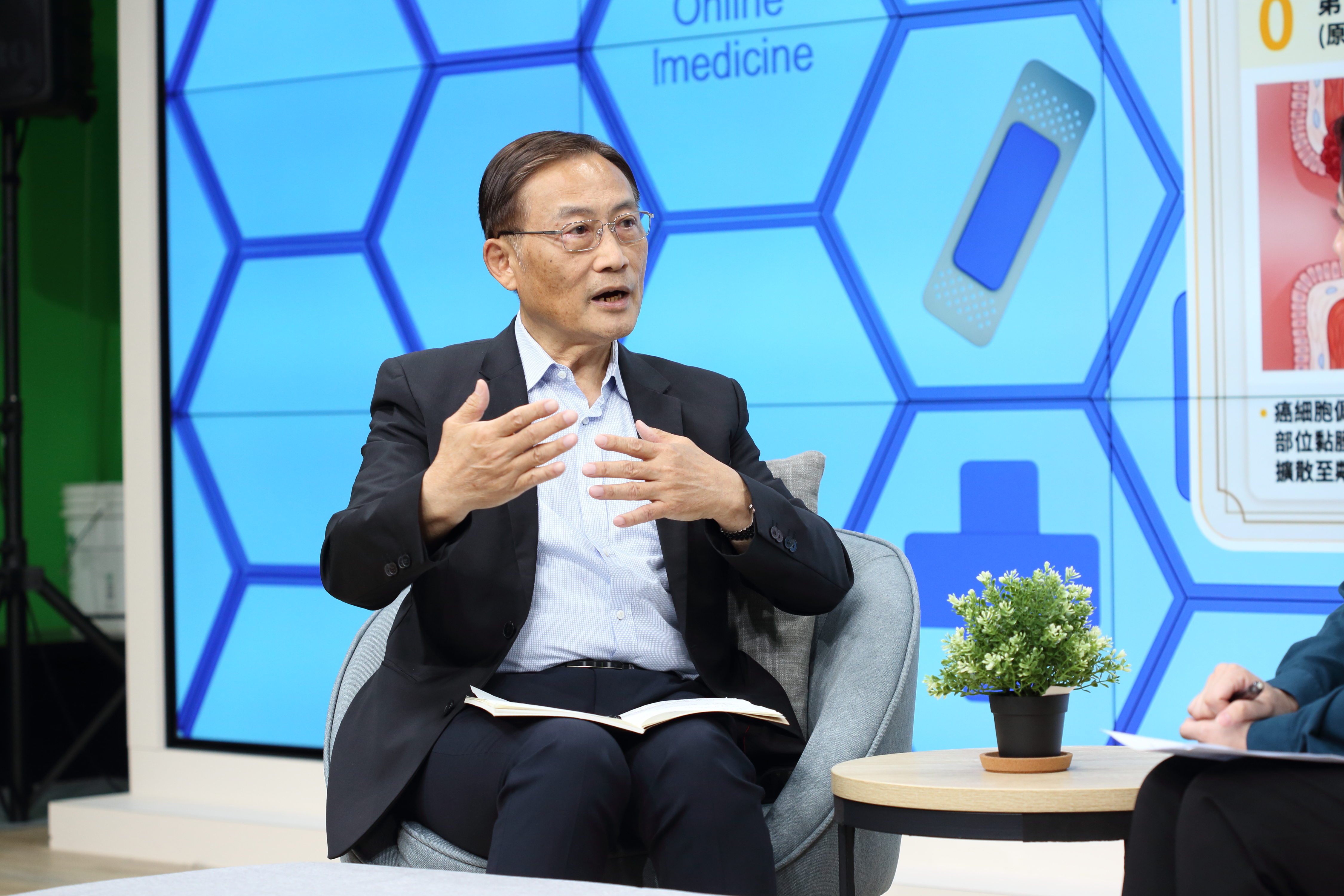新光醫院腫瘤治療科主任季匡華指出，癌症治療不是越昂貴就有效，錢要花在刀口上。
