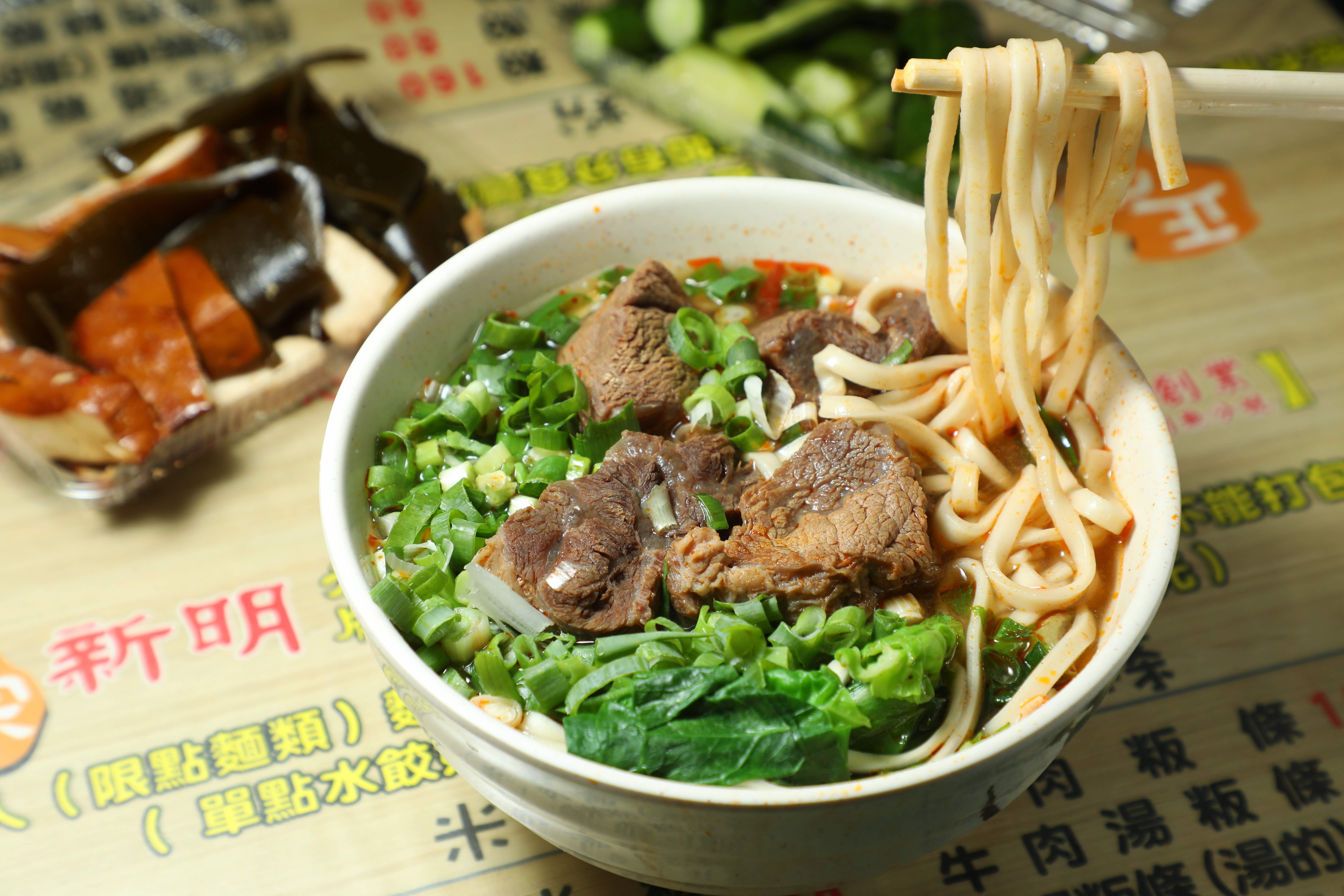 位於中壢市的「新明牛肉麵」用餐時段總是座無虛席，是飄香60多年的老店。
