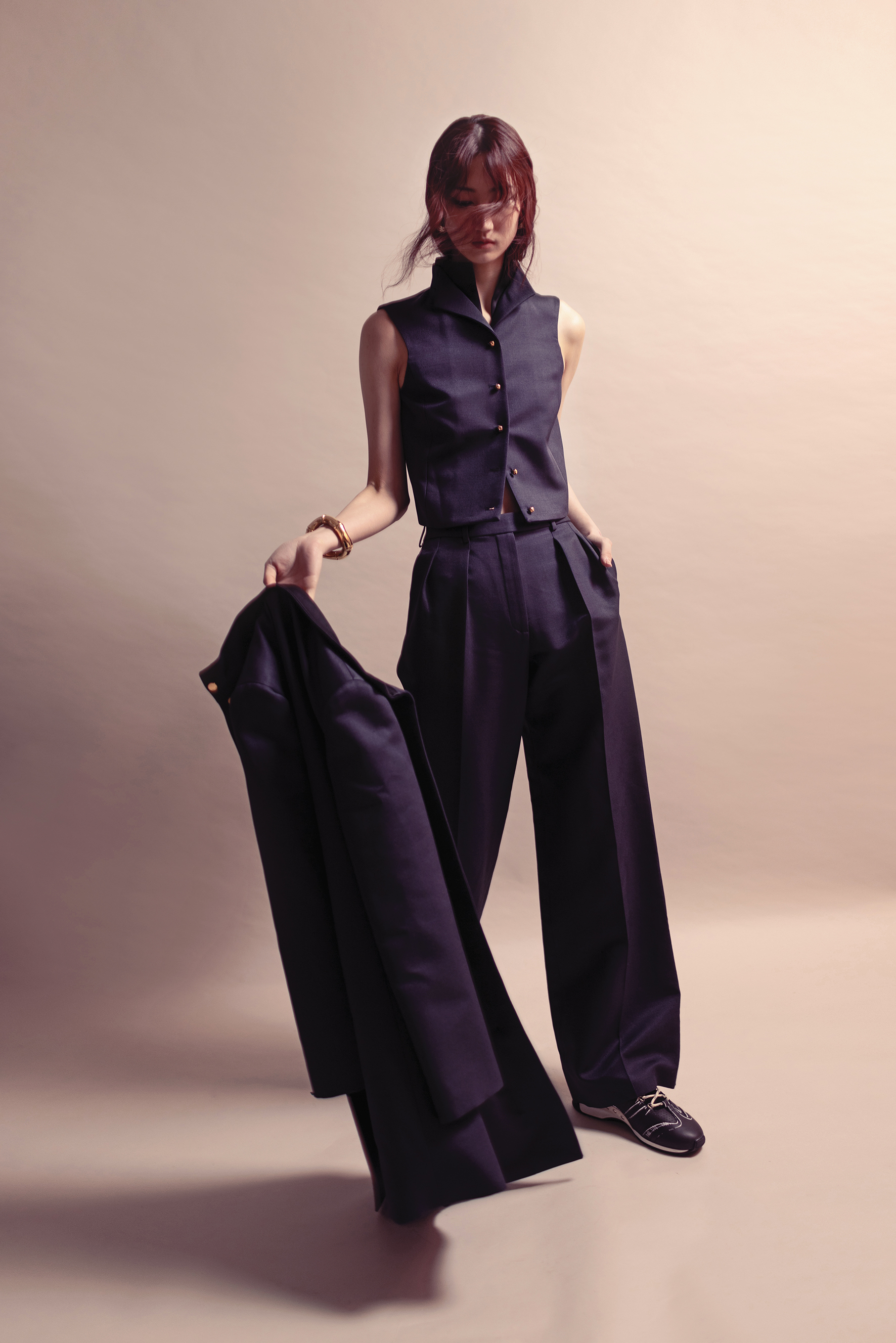 Danny車用大衣 價格店洽 by Loro Piana／Dianne背心 價格店洽 by Loro Piana／Devin長褲 價格店洽 by Loro Piana／D-Sketch黑色科技布料拼接小牛皮運動鞋 NT$35,000 by DIOR／金色竹節手環  價格店洽 by GUCCI