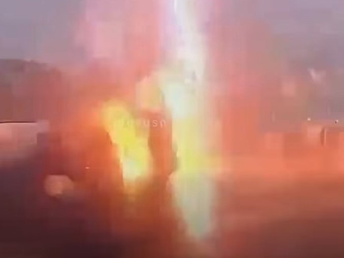 泰國曼谷一名外送員在雨中騎機車行經高架橋時，突然遭到雷擊。（翻攝自facebook＠เฮียขับรถ）