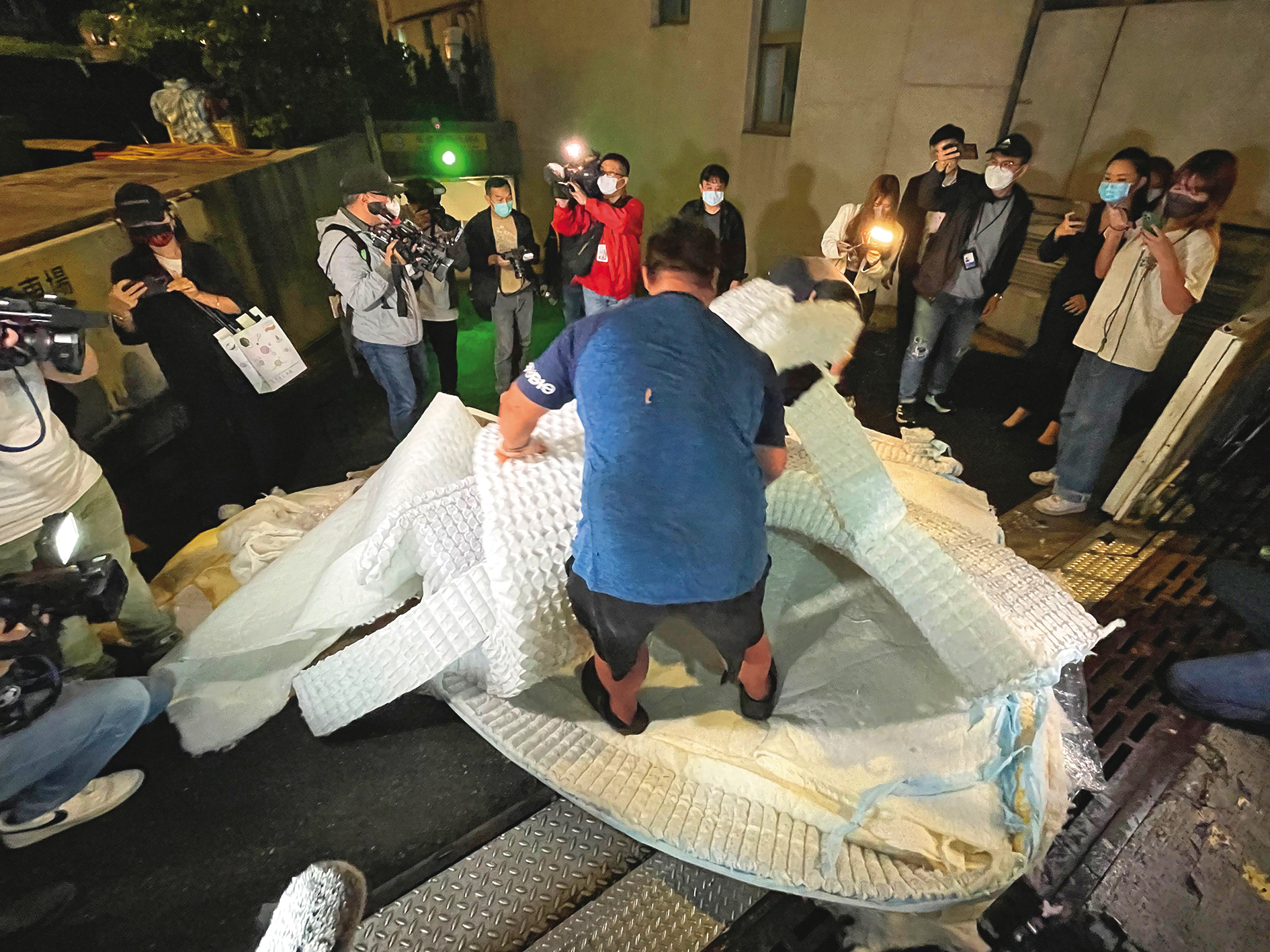汪小菲曾因不滿具俊曄睡他買的高級床墊,要大S退還,讓大S一氣之下,將床墊送至S Hotel拆解。
