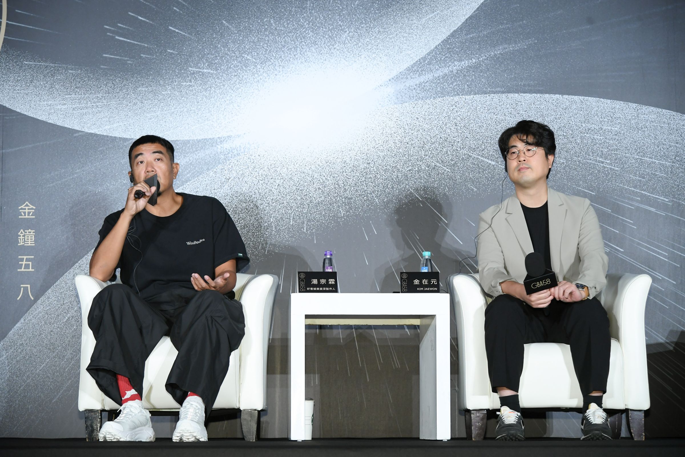 湯宗霖(左)今與來自韓國的金在元分享節目製作心得。(三立電視台提供)