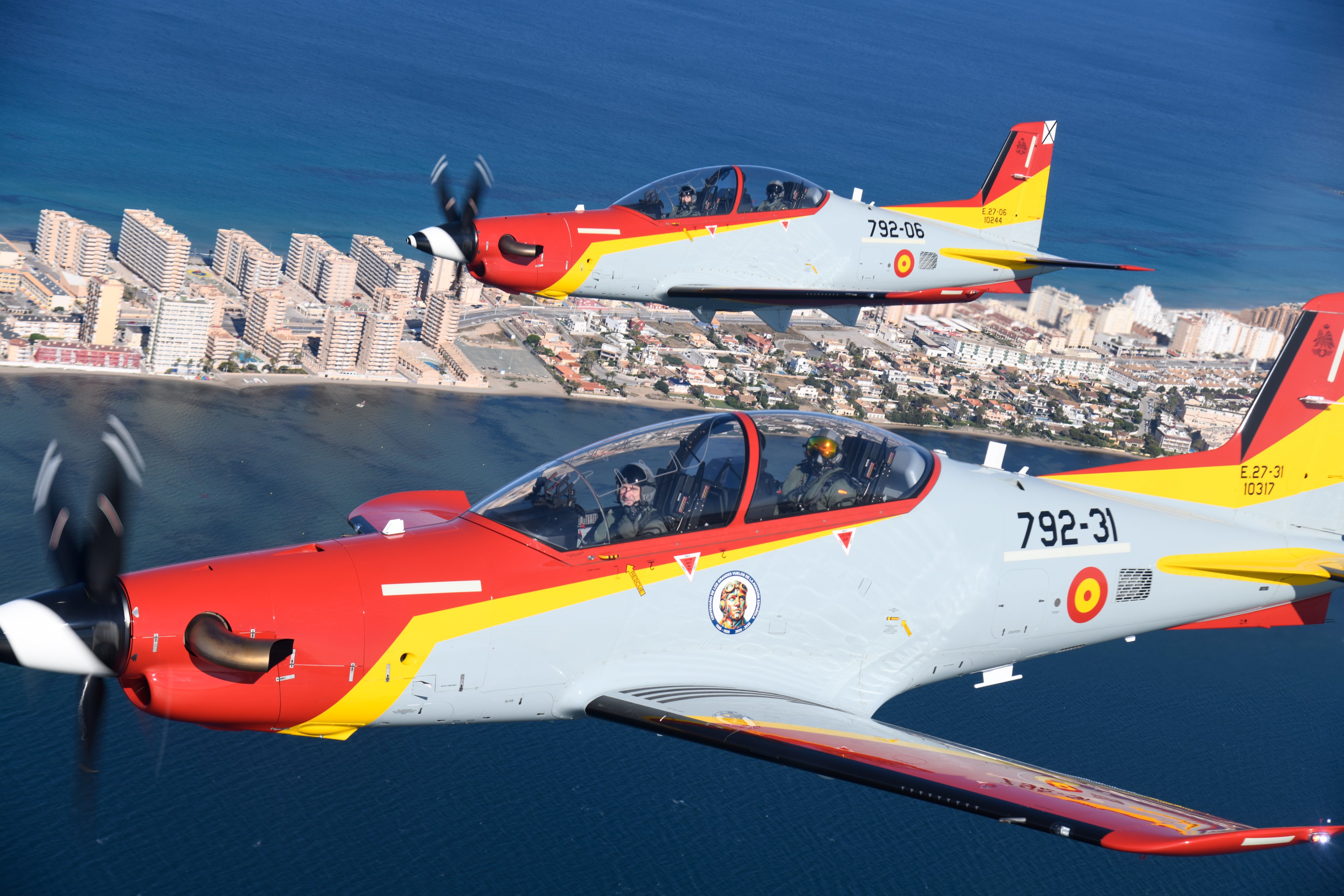 費利佩六世(前)與萊昂諾公主(後)分別駕駛Pilatus PC-21教練機,在西班牙穆爾西亞上空並肩飛行,完成首次父女共同飛行訓練。(翻攝X@CasaReal)
