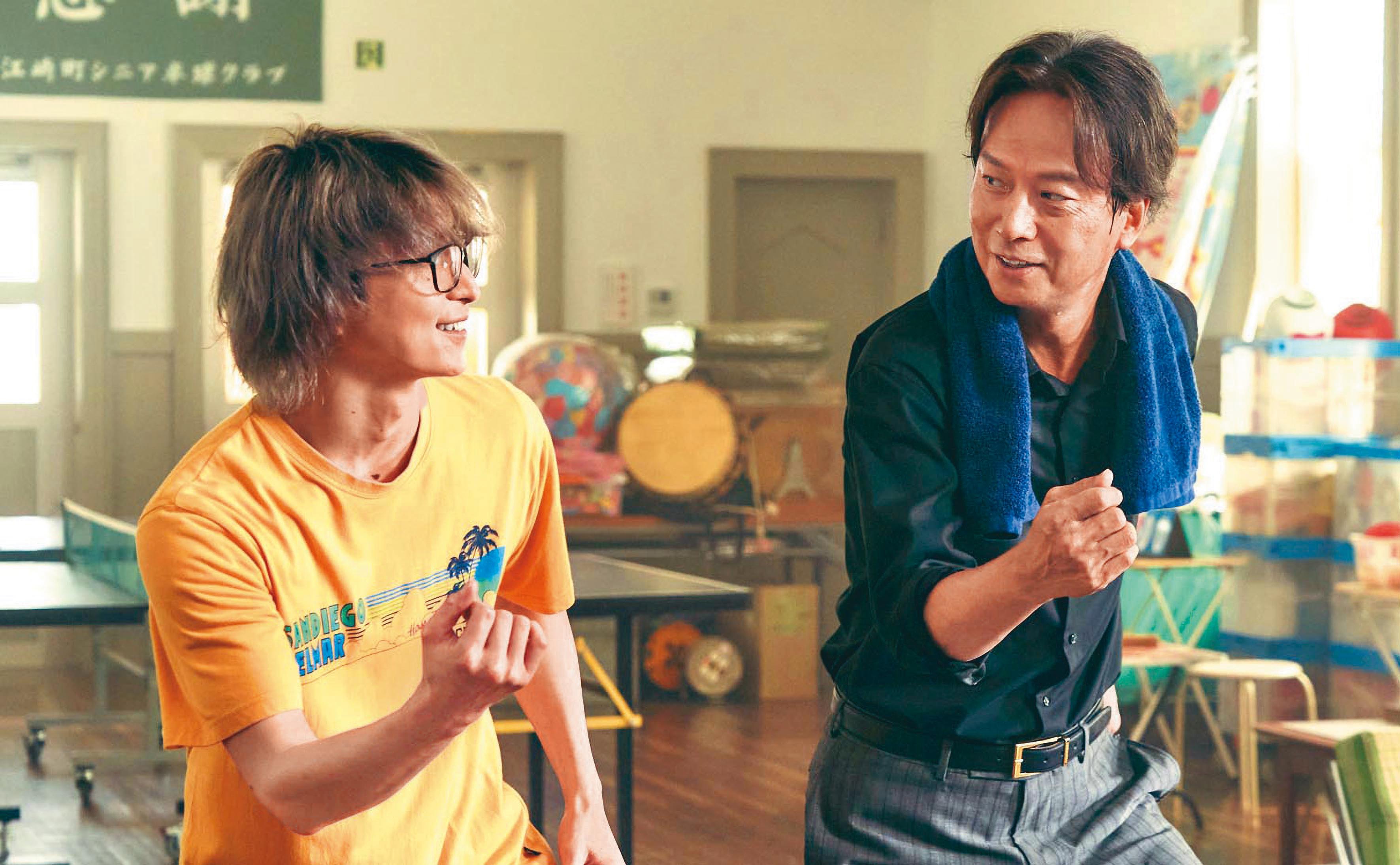 日本資深男星椎名桔平(右)為戲苦練舞蹈1個月,擅長歌舞的佐久間大介(左)在片場也當起團隊指導老師。(天馬行空提供)