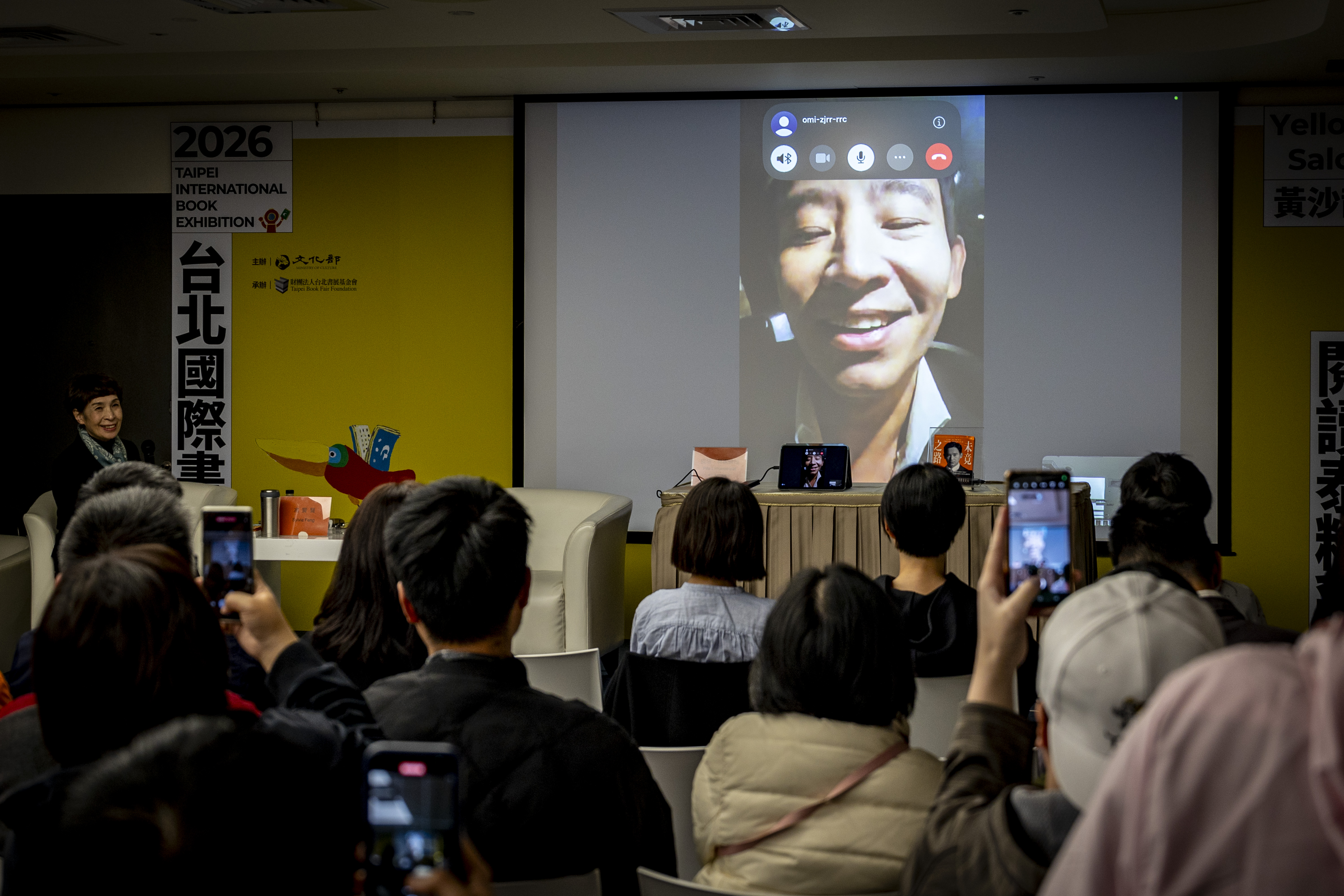 2月8日,他來台灣參加國際書展,宣傳自傳《未竟之路》。因為班機延誤,先開視訊跟讀者打招呼。