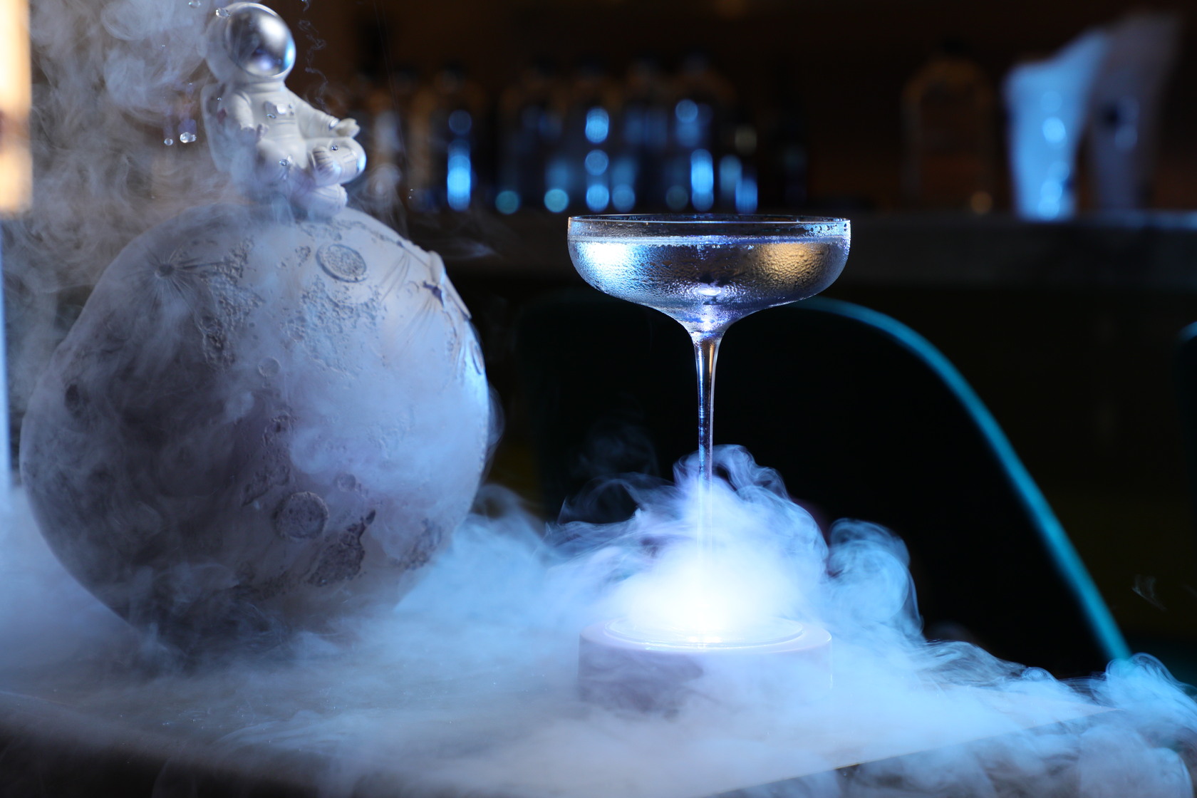 「∞Σn=1(GALAXY)」 的酒體透明，卻能喝到花香、檜木及黃瓜3種層次的風味。（450元／杯）