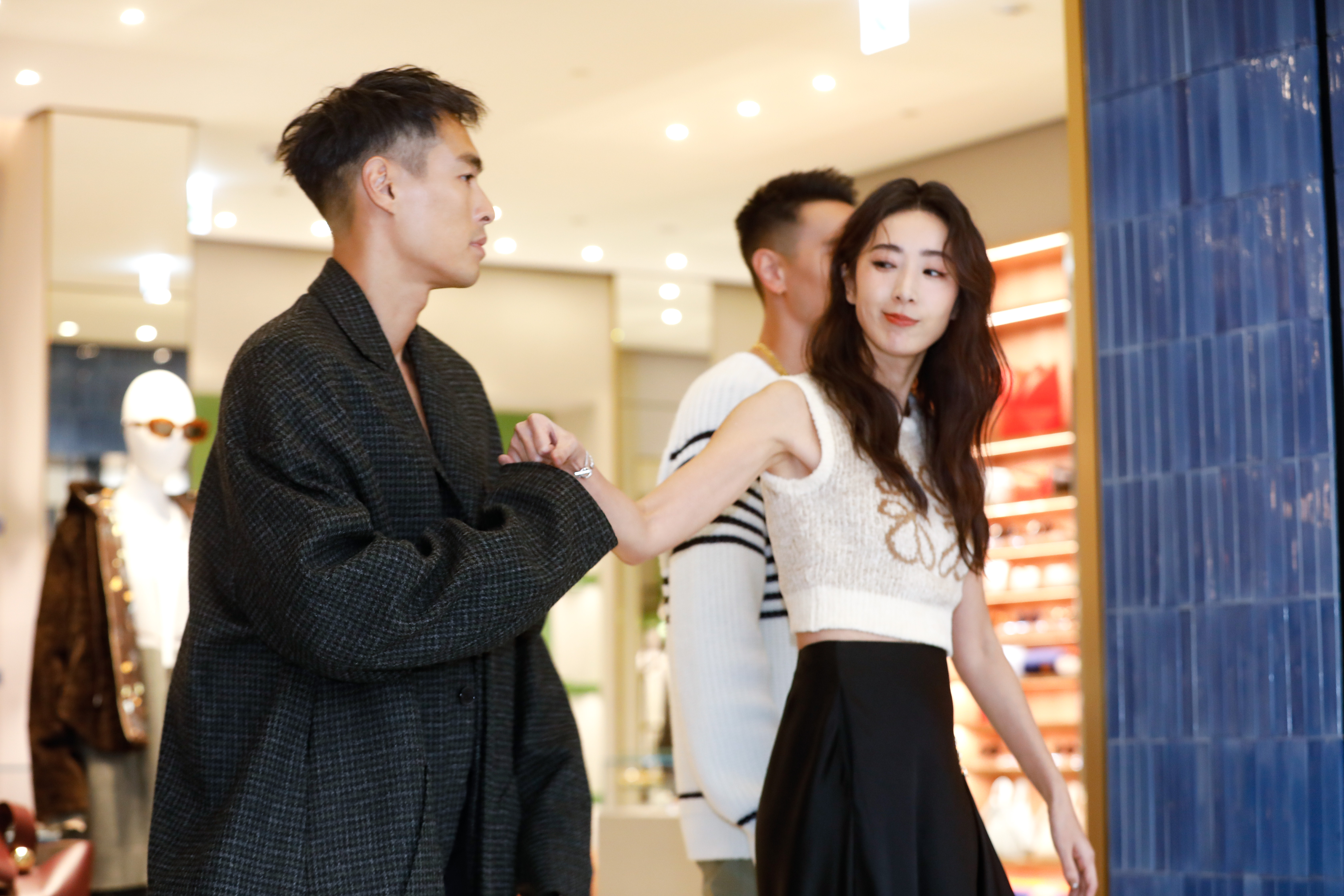 抱病出席、穿得少少的隋棠，與全場衣著最厚重的楊祐寧，昨日在LOEWE微風本館專門店重新開幕活動上碰面。